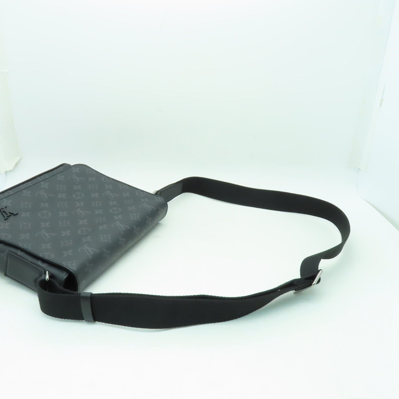 LOUIS VUITTON Monogram Eclipse District PM銀扣肩背袋黑色/灰色