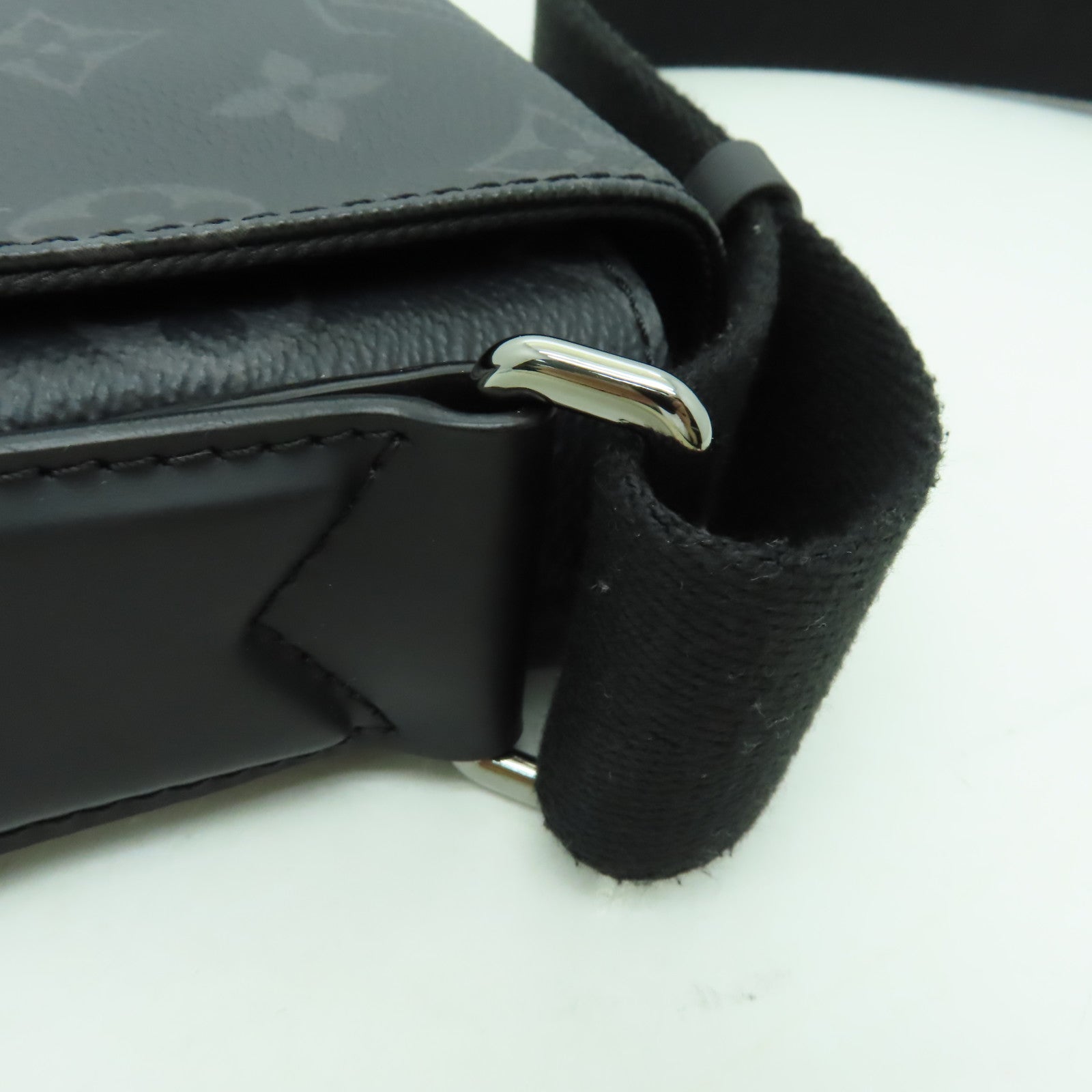 LOUIS VUITTON Monogram Eclipse District PM銀扣肩背袋黑色/灰色