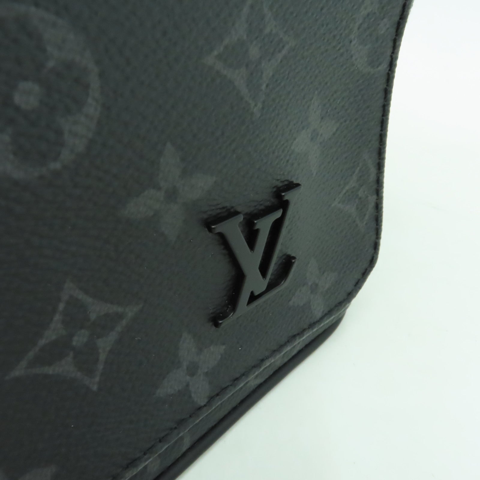 LOUIS VUITTON Monogram Eclipse District PM銀扣肩背袋黑色/灰色