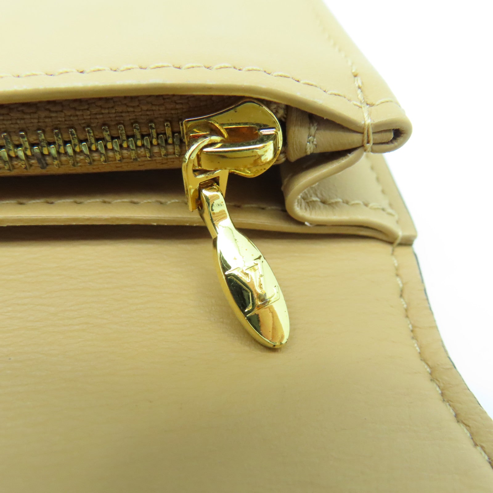 LOUIS VUITTON 【激減優惠】Taurillon皮革Capucines金扣長錢包黑色