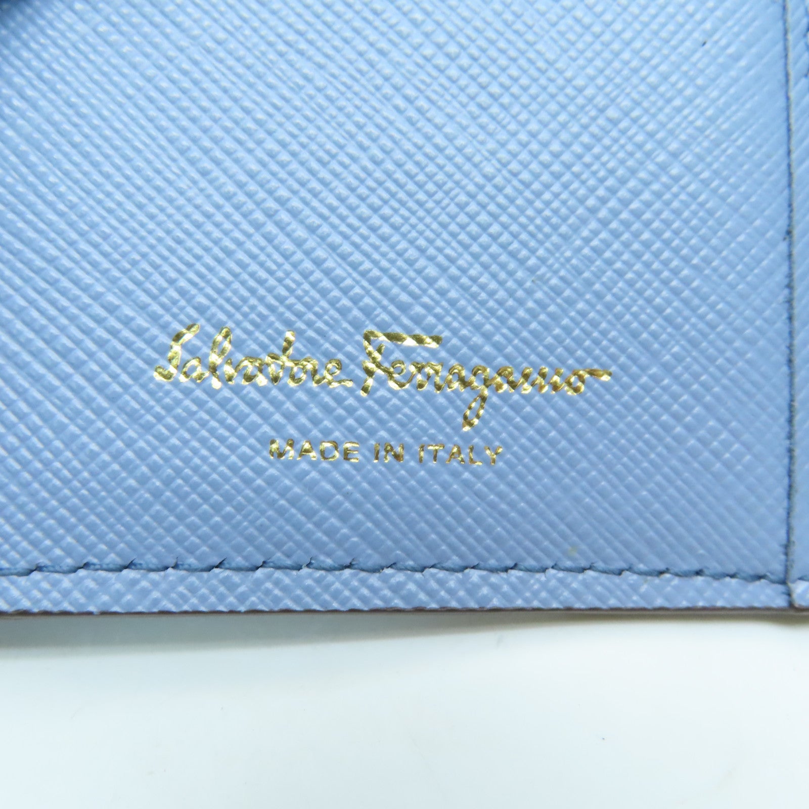 Salvatore Ferragamo 牛皮皮革Passport Case金扣護照套淺藍色