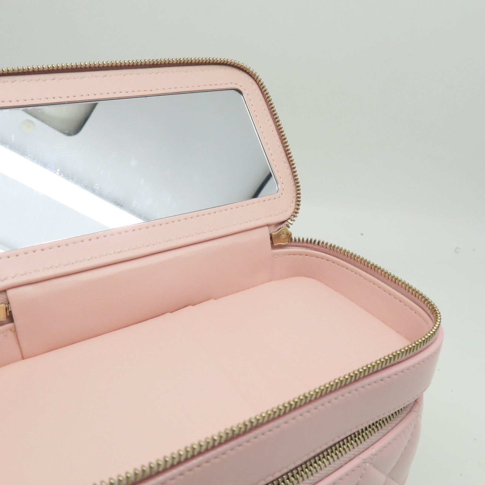 CHANEL 菱格牛皮皮革Vanity Case金扣鏈帶肩背袋粉紅色