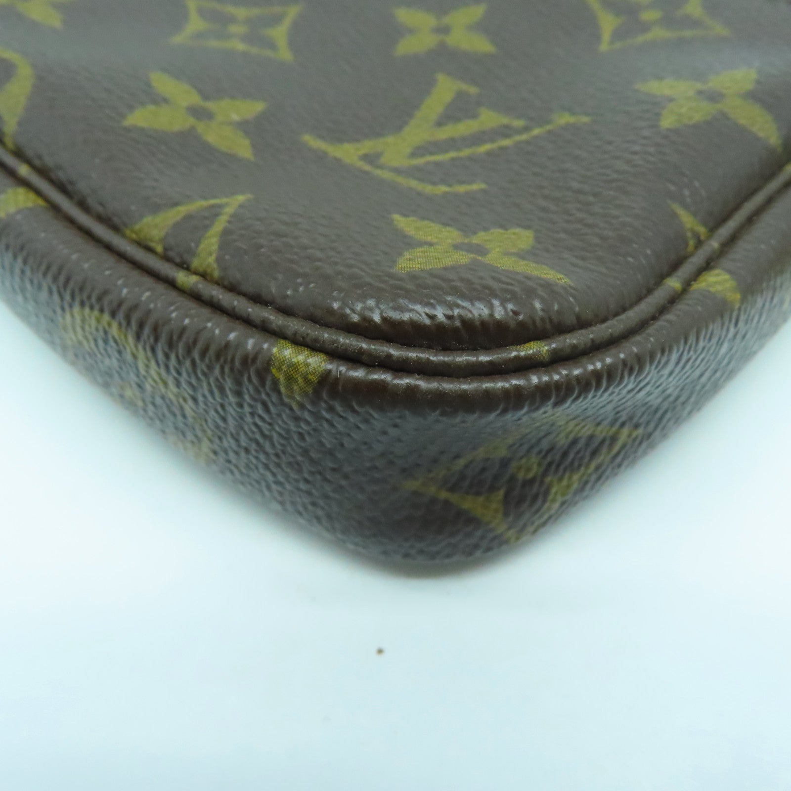 LOUIS VUITTON Monogram Mini Pochette Accessoires金扣手挽袋啡色