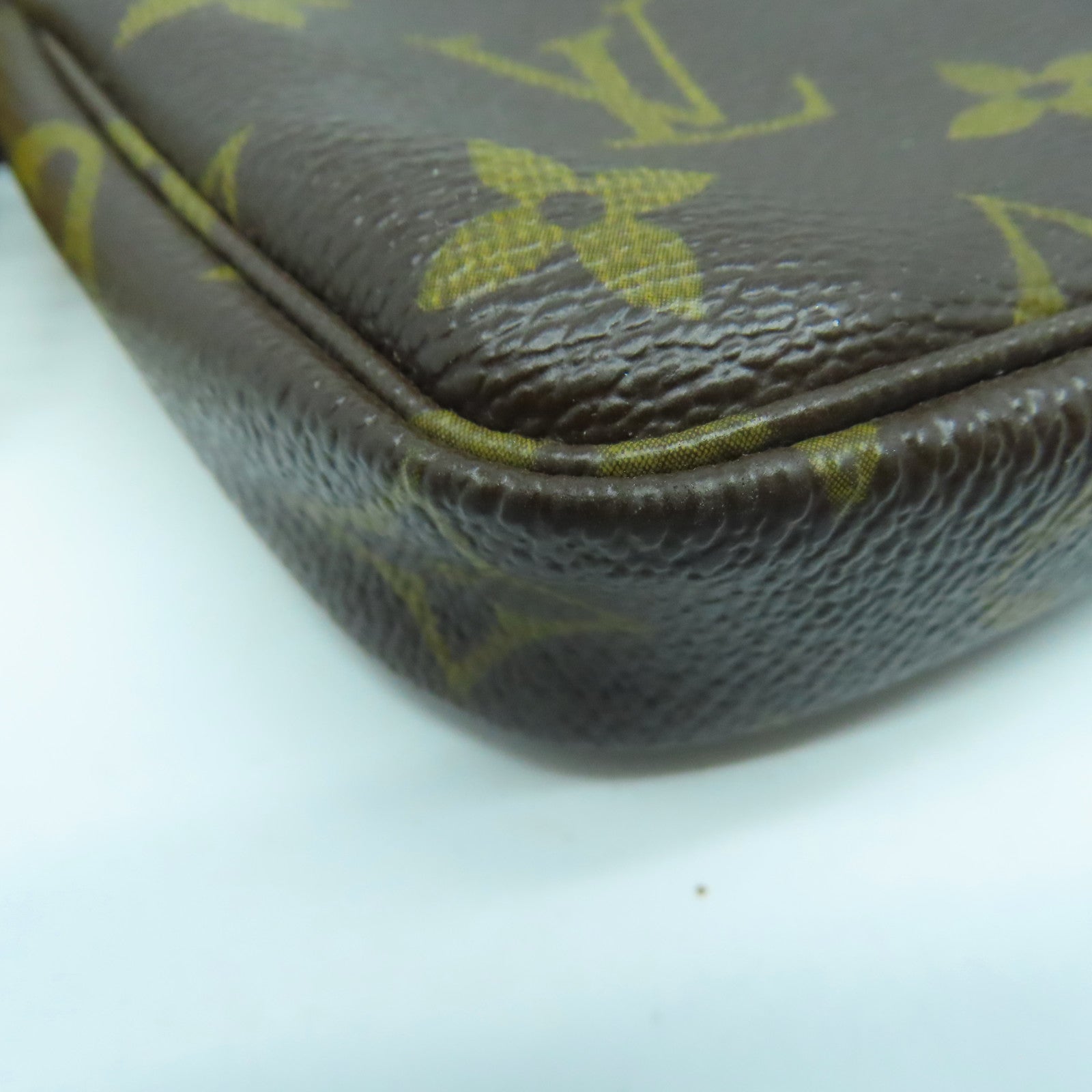 LOUIS VUITTON Monogram Mini Pochette Accessoires金扣手挽袋啡色