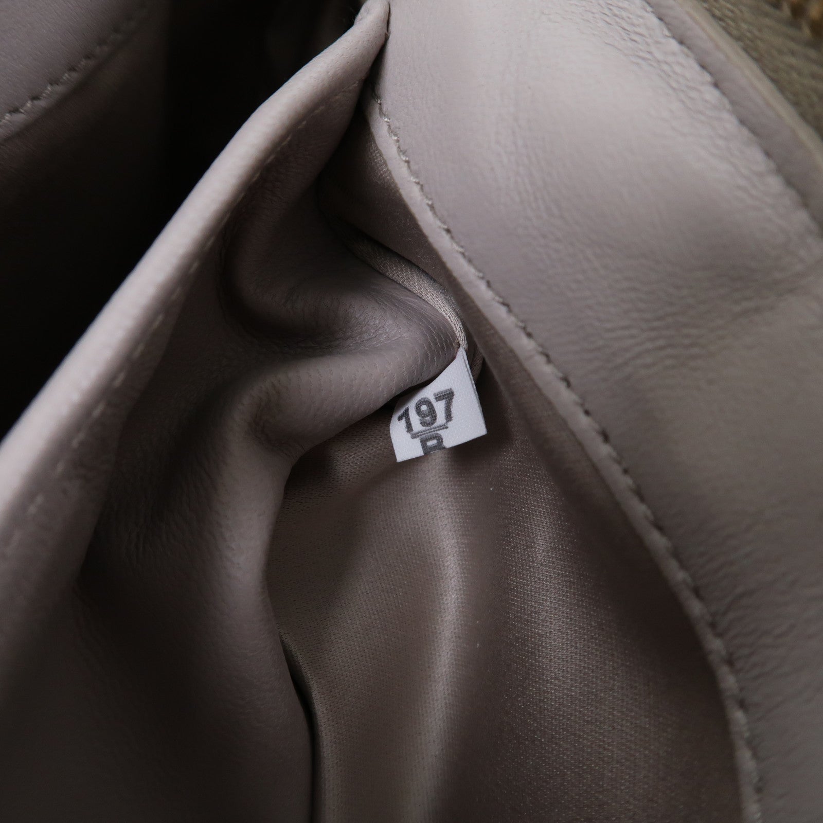 Miu Miu 皮革Shoulder Bag金扣肩背袋灰色