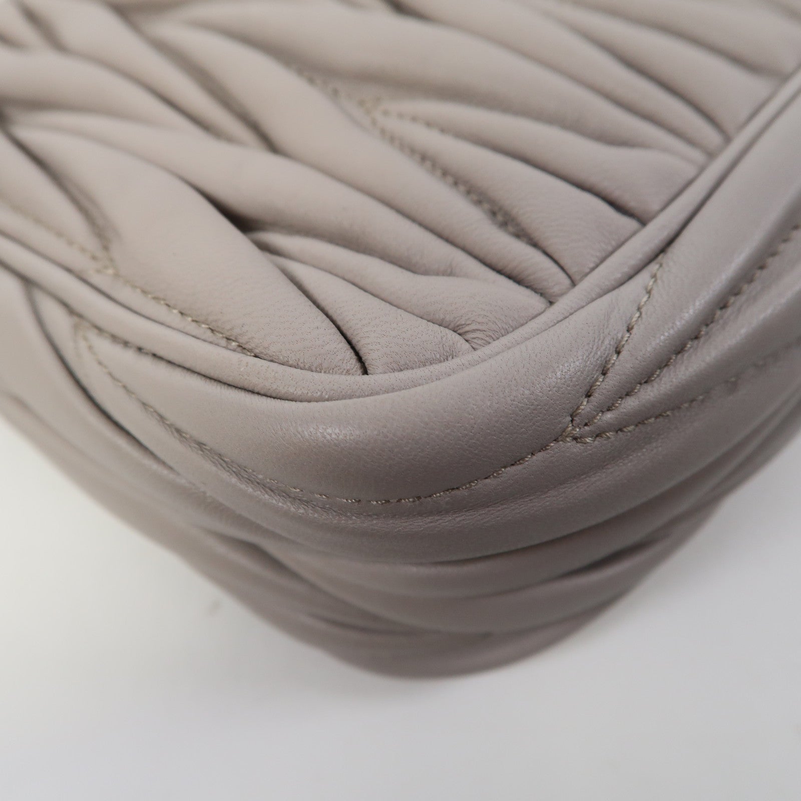 Miu Miu 皮革Shoulder Bag金扣肩背袋灰色
