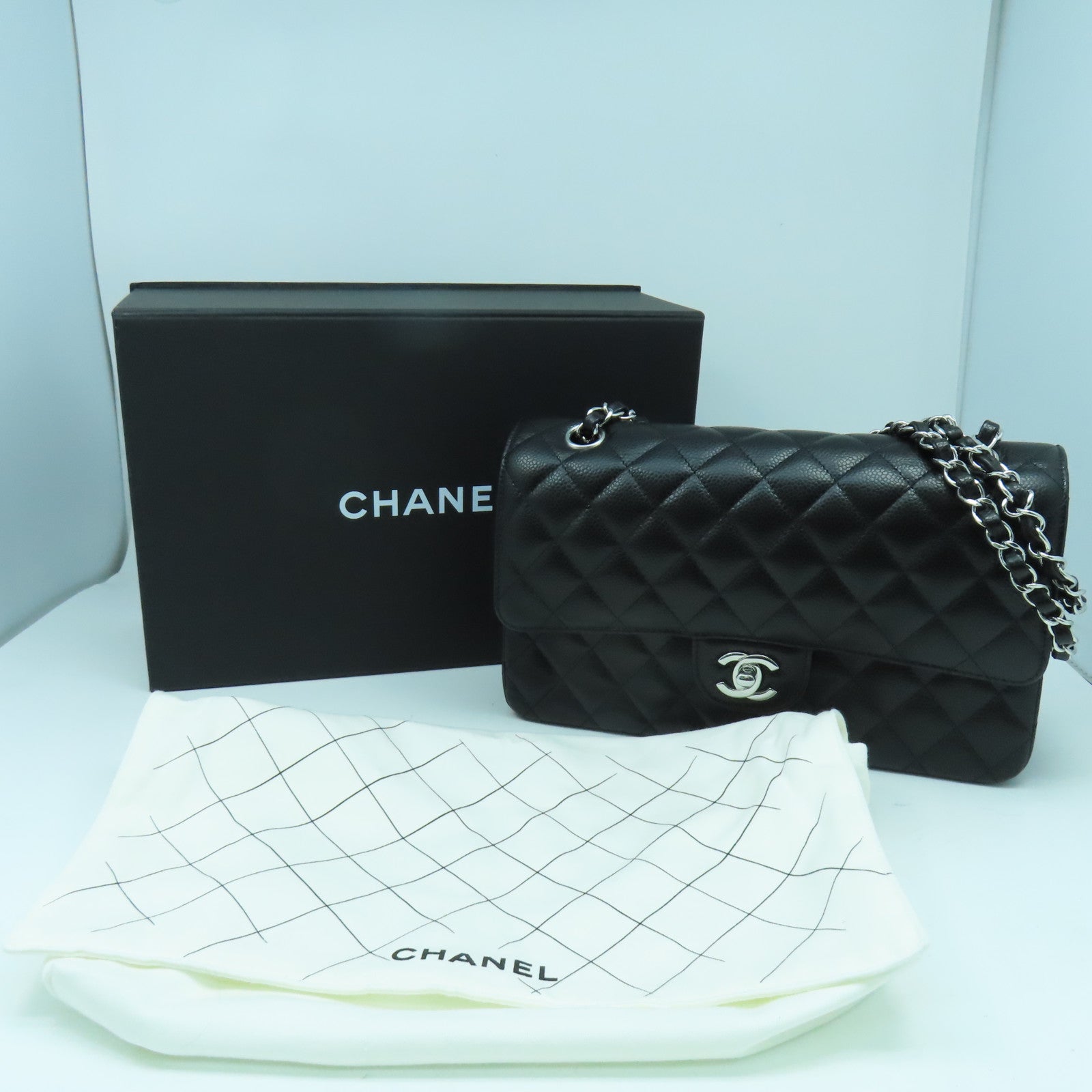 CHANEL 菱格Caviar皮革Classic 25cm銀扣鏈帶肩背袋黑色