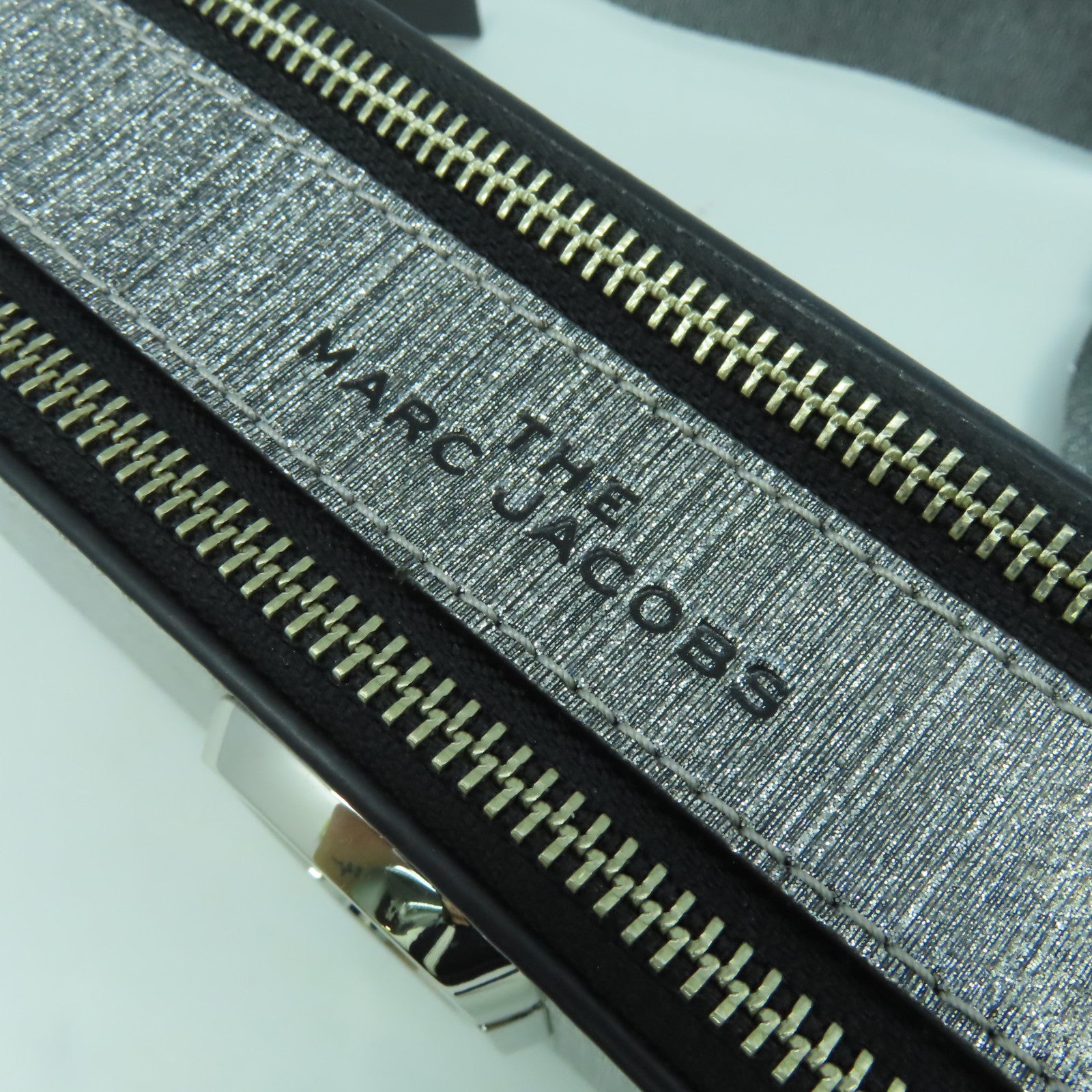 MARC JACOBS 塗層帆布Shoulder Bag銀扣肩背袋銀色