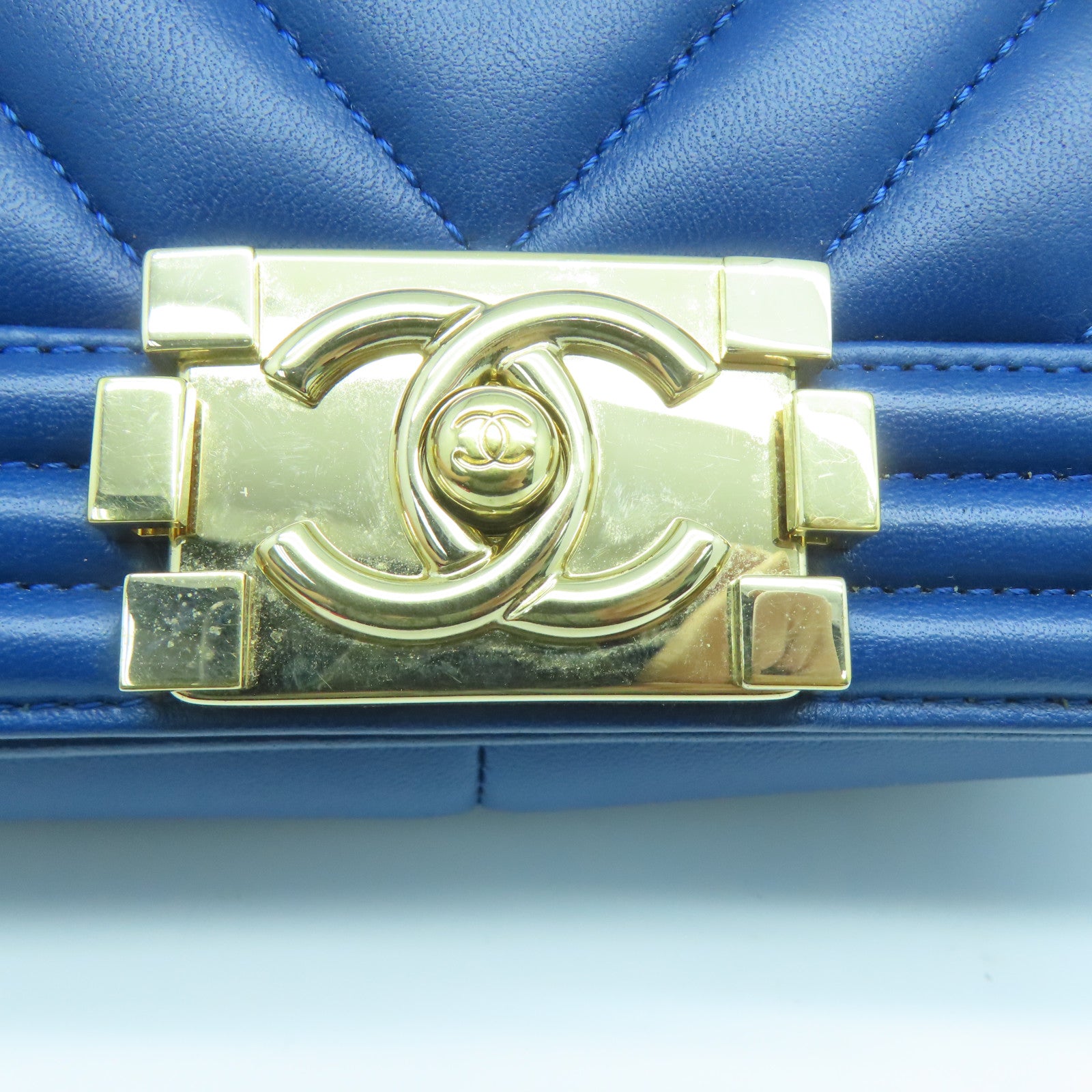 CHANEL 斜紋羊皮皮革Boy Chanel 25金扣鏈帶肩背袋藍色