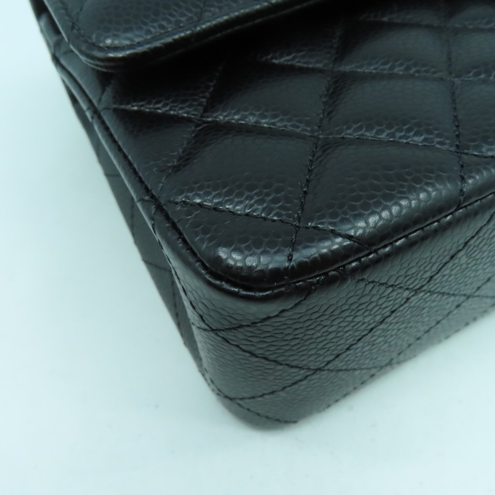 CHANEL 菱格Caviar皮革Classic 25cm銀扣鏈帶肩背袋黑色