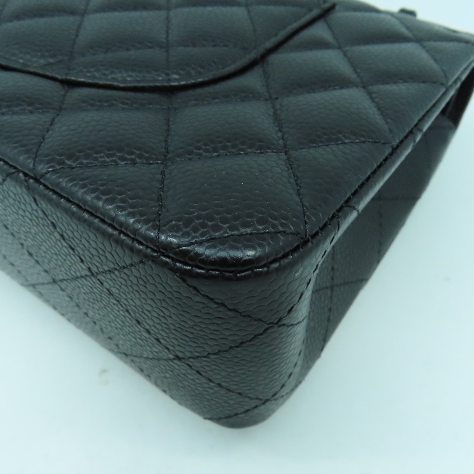 CHANEL 菱格Caviar皮革Classic 25cm銀扣鏈帶肩背袋黑色