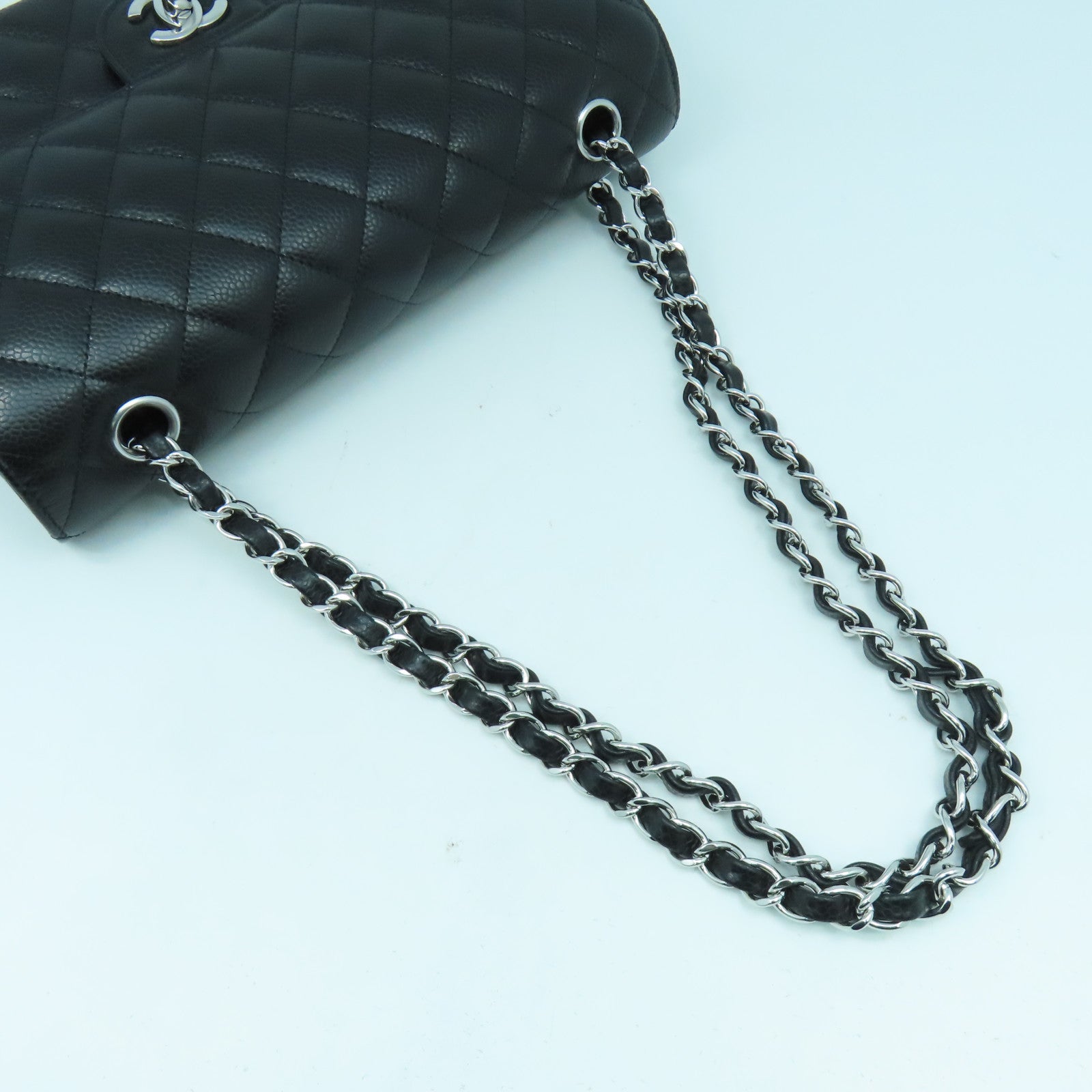 CHANEL 菱格Caviar皮革Classic 25cm銀扣鏈帶肩背袋黑色