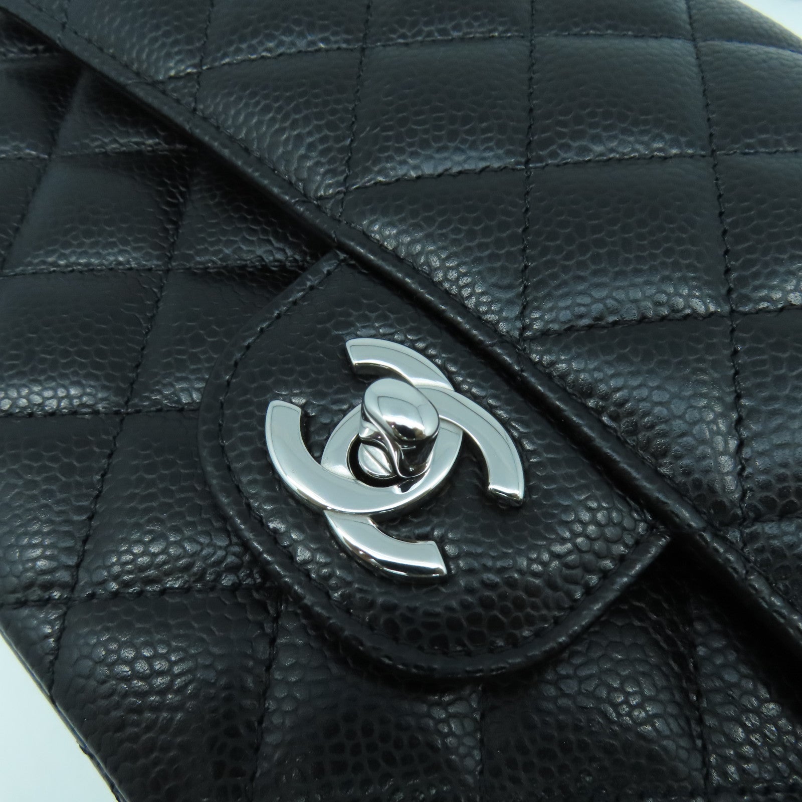 CHANEL 菱格Caviar皮革Classic 25cm銀扣鏈帶肩背袋黑色
