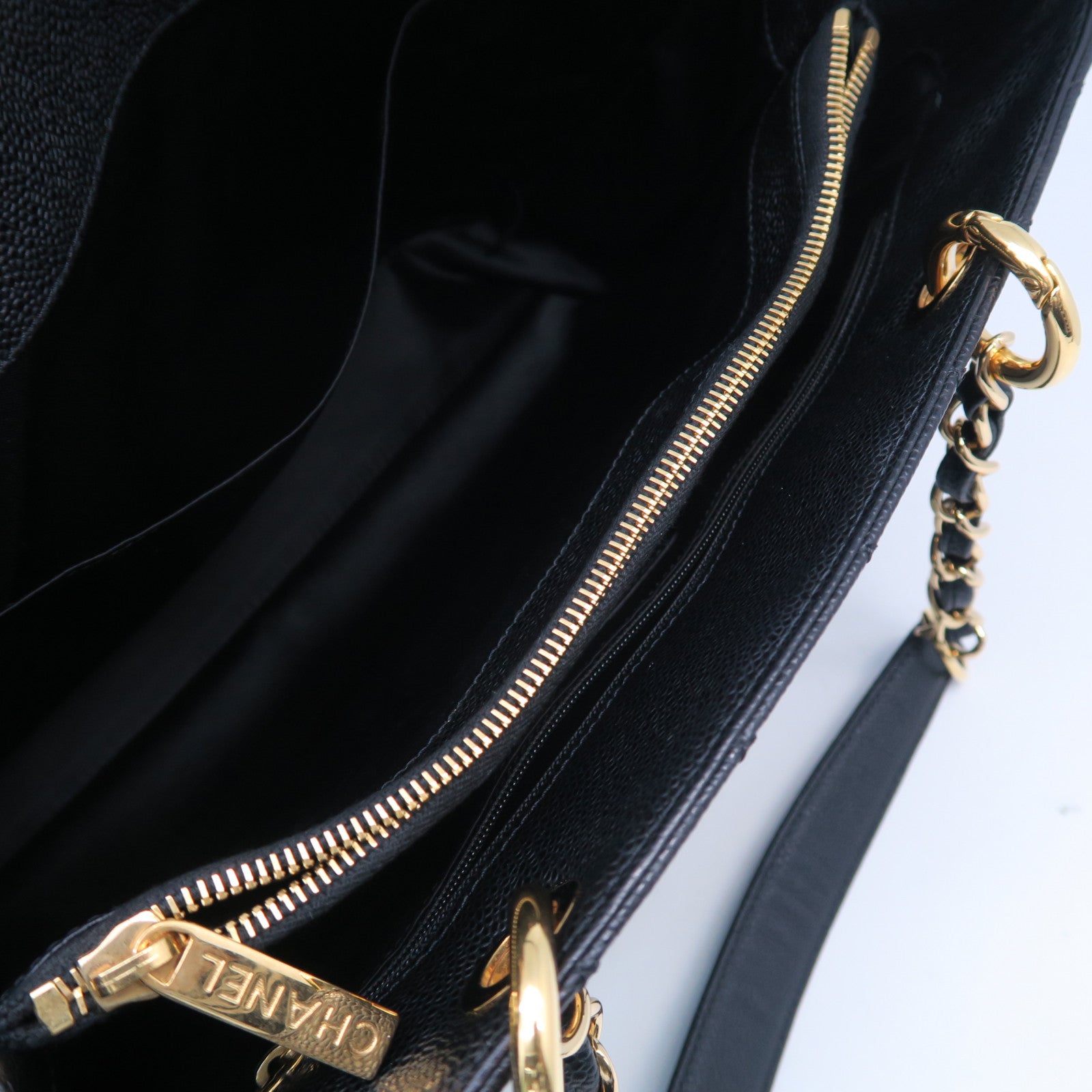 CHANEL 菱格Caviar皮革GST Shoulder Bag金扣鏈帶肩背袋黑色