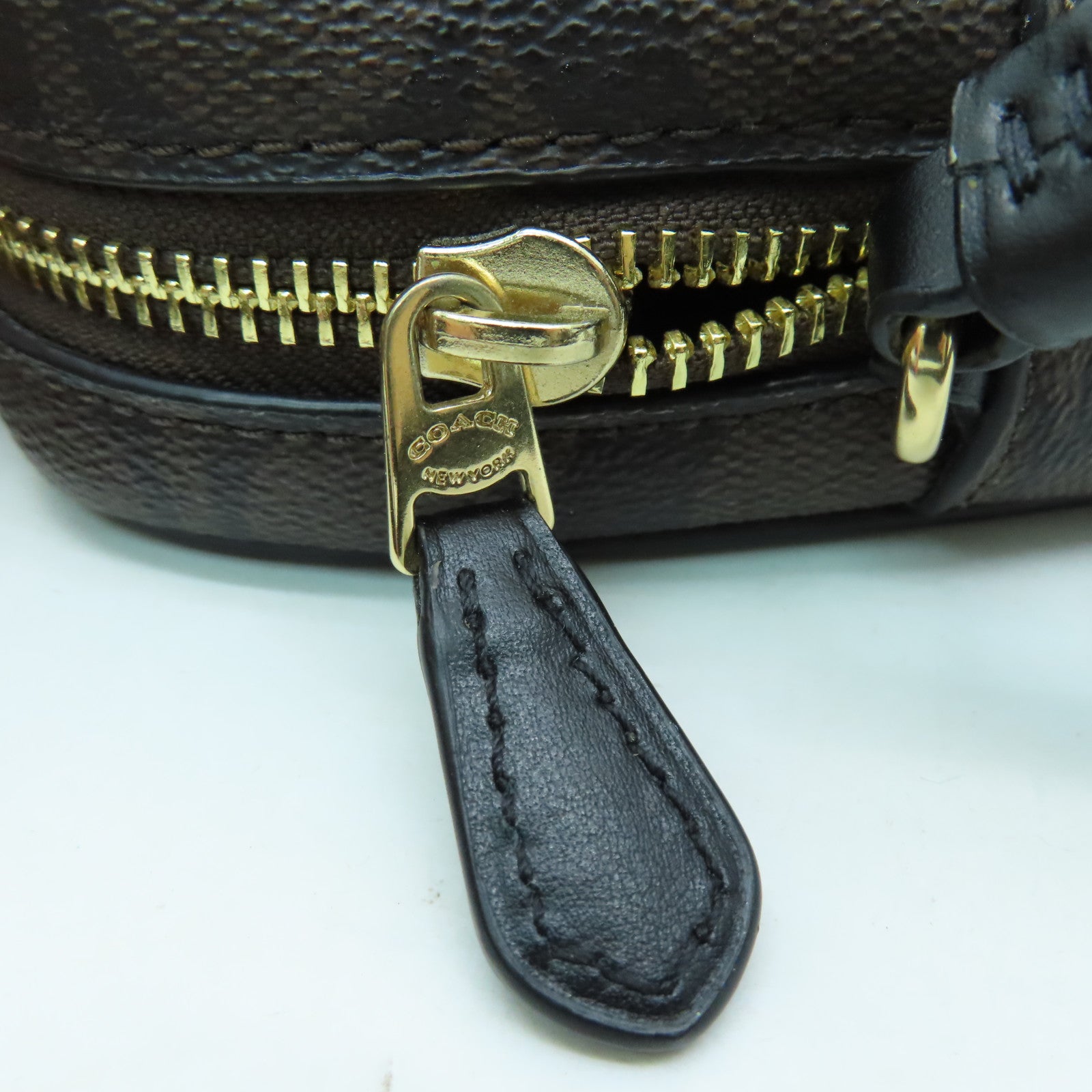 COACH 涂层帆布Phone Case Shoulder Bag金扣肩背袋啡色/黑色
