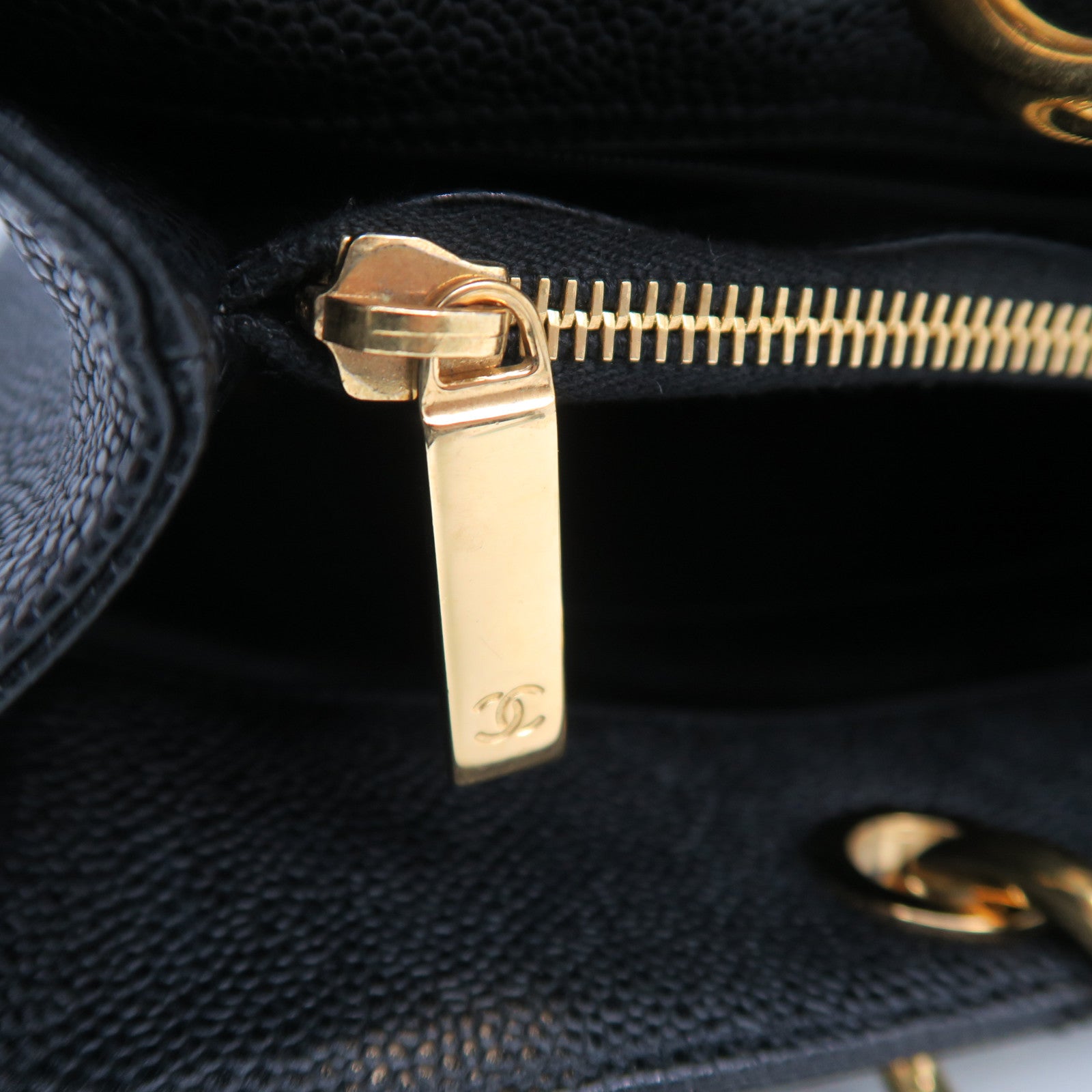 CHANEL 菱格Caviar皮革GST Shoulder Bag金扣鏈帶肩背袋黑色