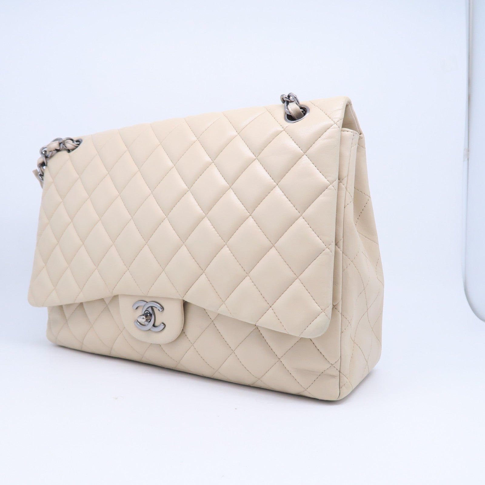 CHANEL 【激減優惠】菱格牛皮皮革Classic銀扣鏈帶肩背袋米色