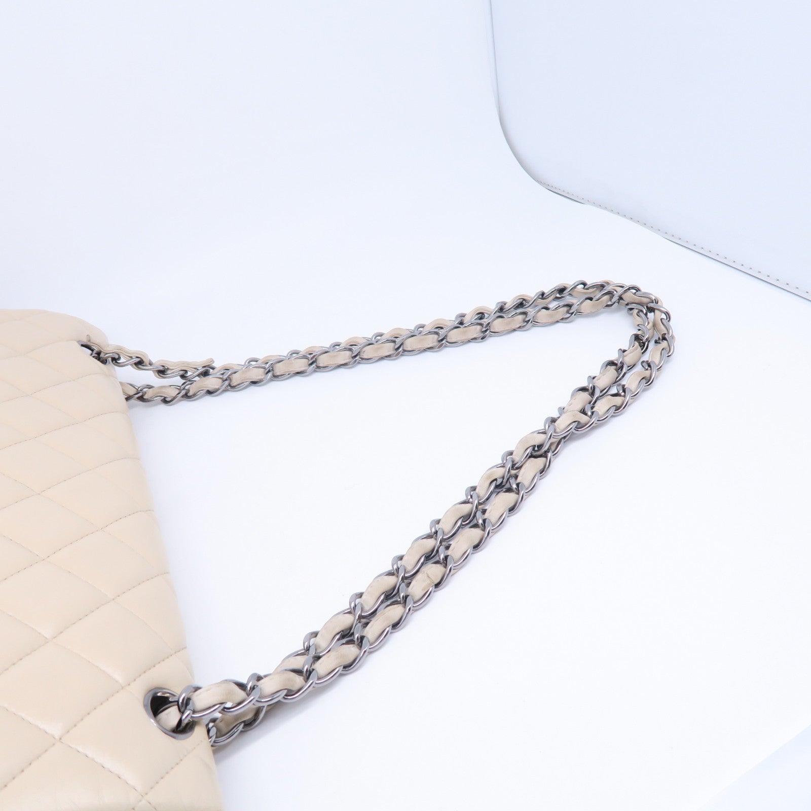 CHANEL 【激減優惠】菱格牛皮皮革Classic銀扣鏈帶肩背袋米色