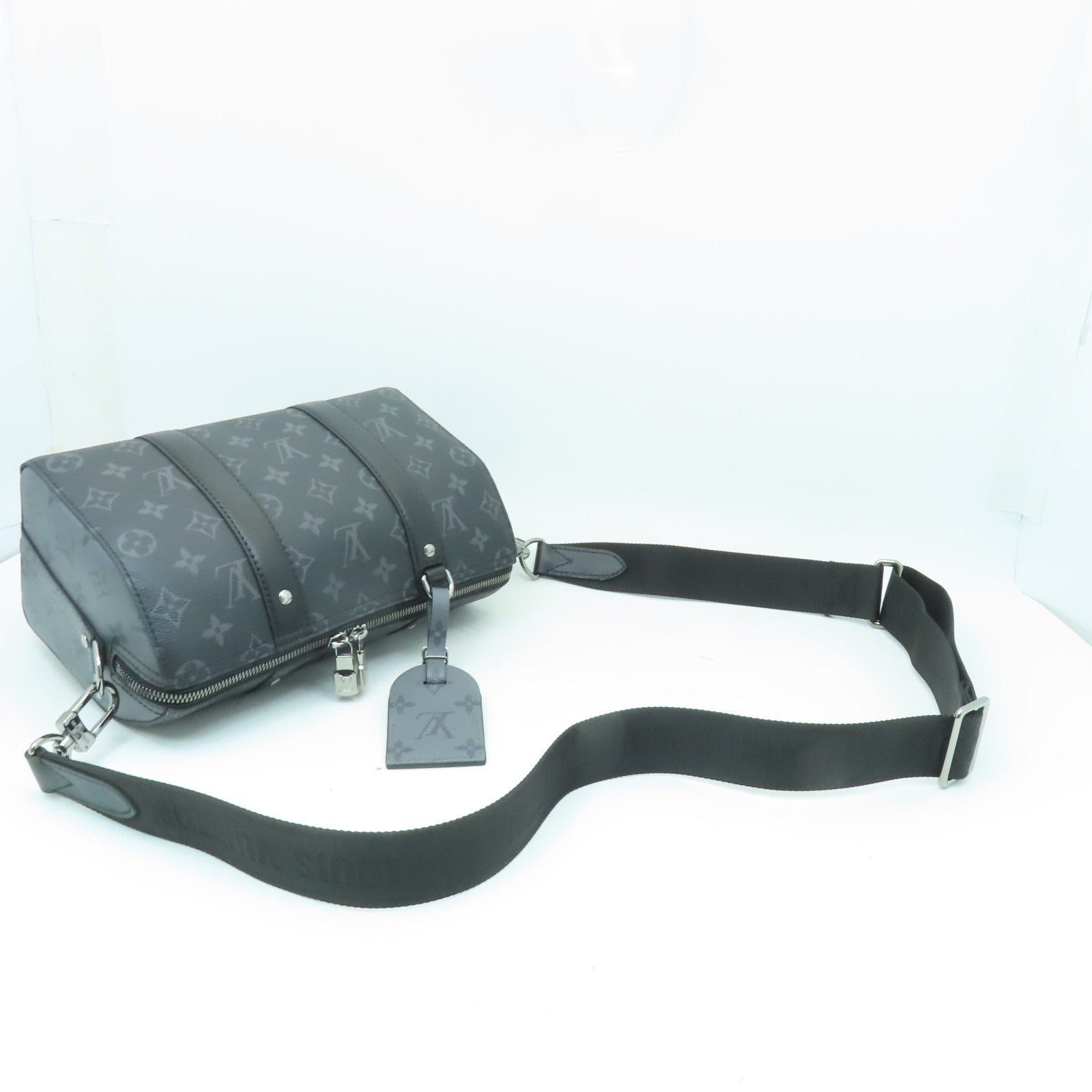 LOUIS VUITTON Monogram Eclipse Keepall Bandouliere 25銀扣肩背袋黒色