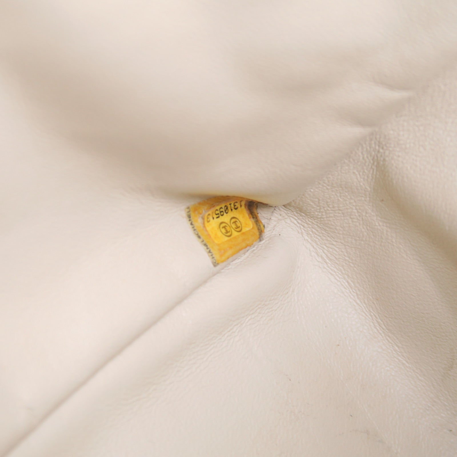 CHANEL 【激減優惠】菱格牛皮皮革Classic銀扣鏈帶肩背袋米色