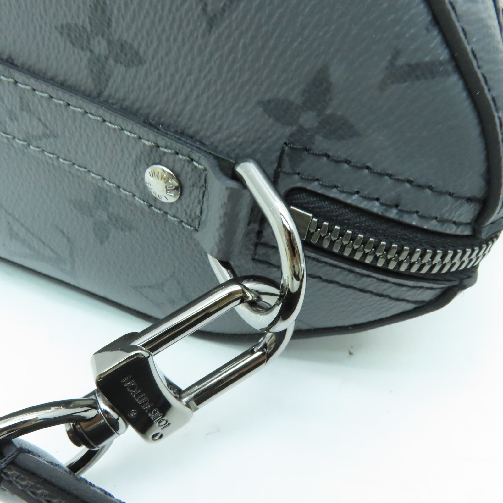 LOUIS VUITTON Monogram Eclipse Keepall Bandouliere 25銀扣肩背袋黒色
