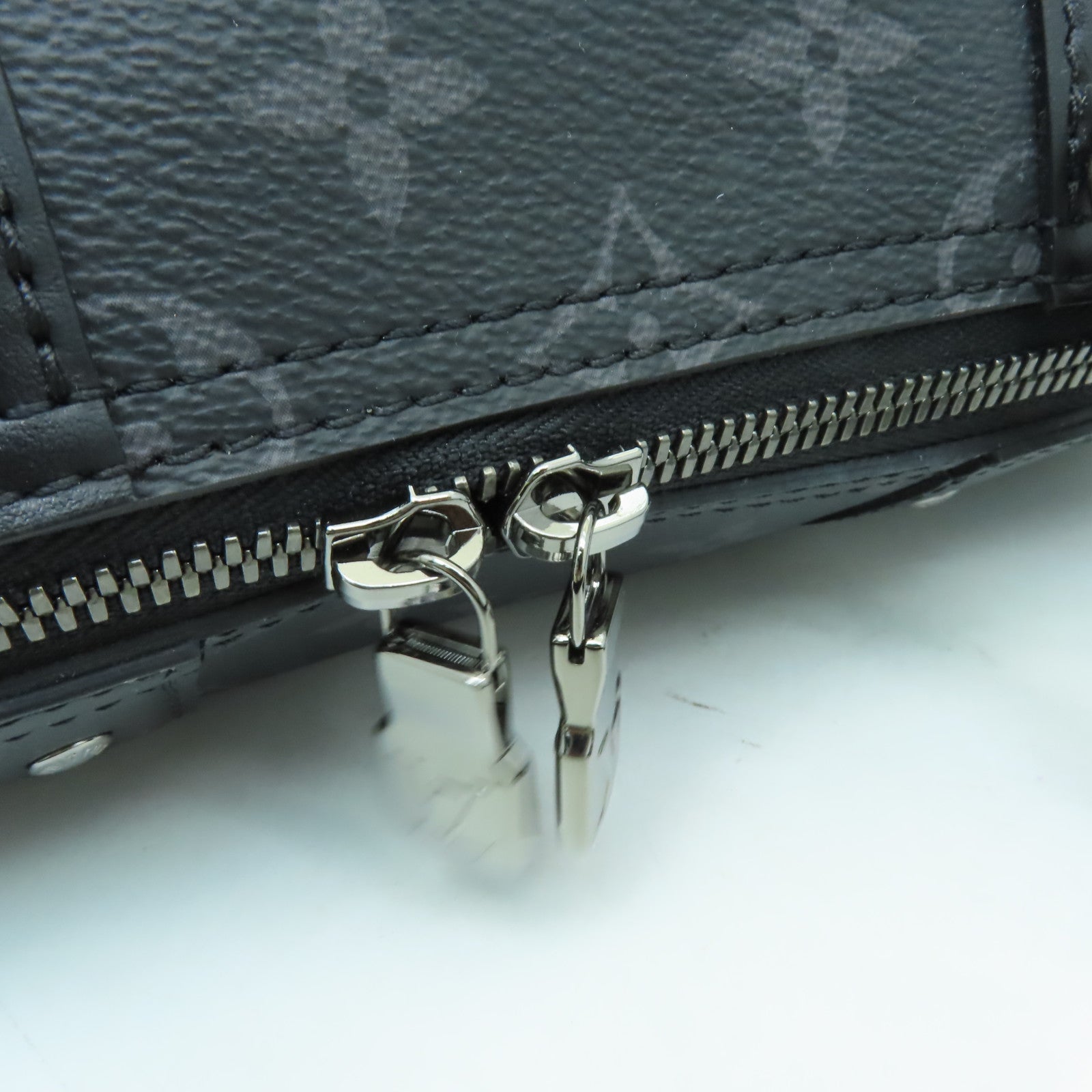 LOUIS VUITTON Monogram Eclipse Keepall Bandouliere 25銀扣肩背袋黒色