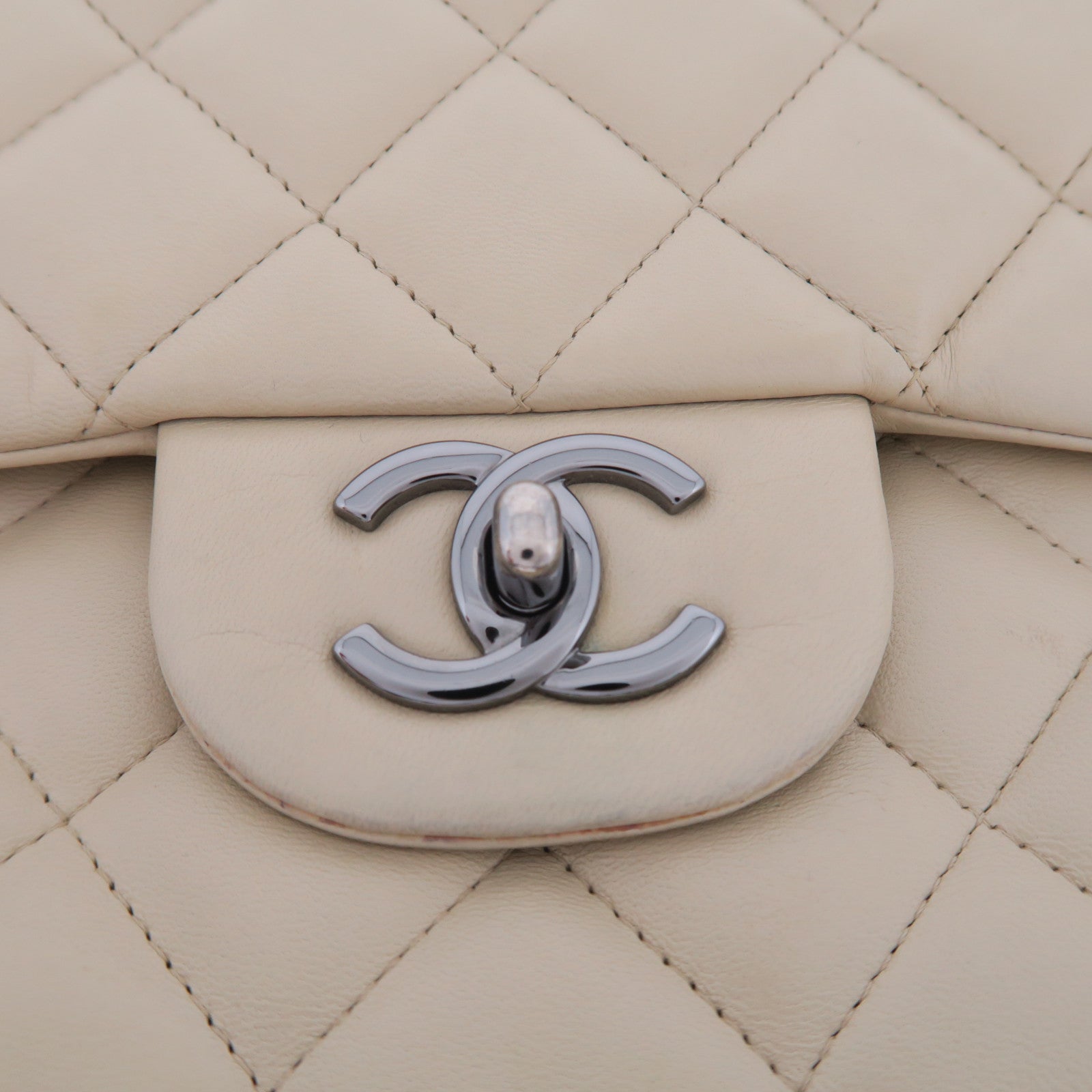 CHANEL 【激減優惠】菱格牛皮皮革Classic銀扣鏈帶肩背袋米色