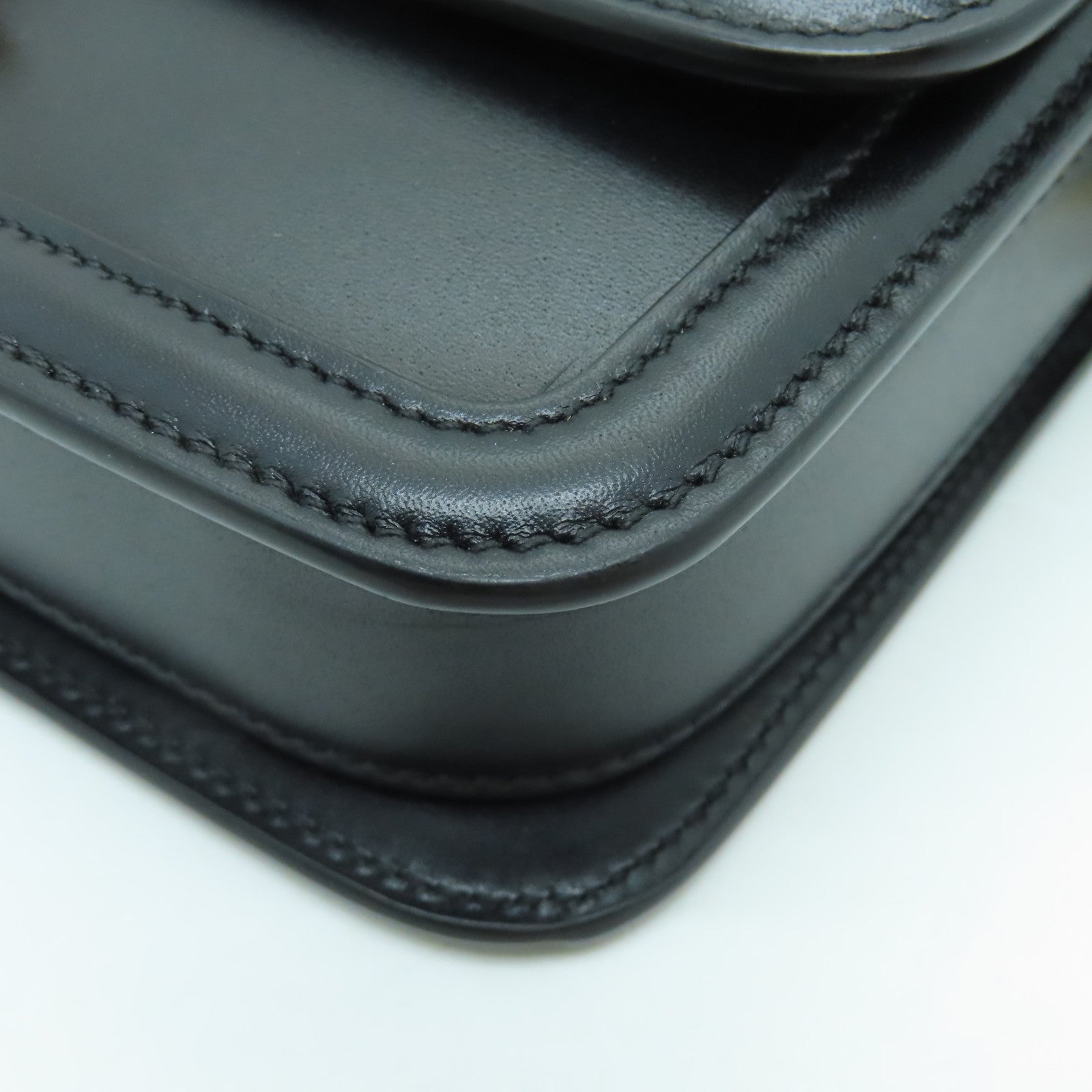 YVES SAINT LAURENT 牛皮皮革Samll Satchel In Box金扣肩背袋黑色