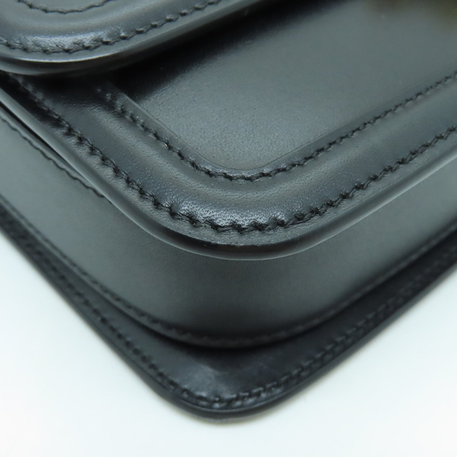 YVES SAINT LAURENT 牛皮皮革Samll Satchel In Box金扣肩背袋黑色