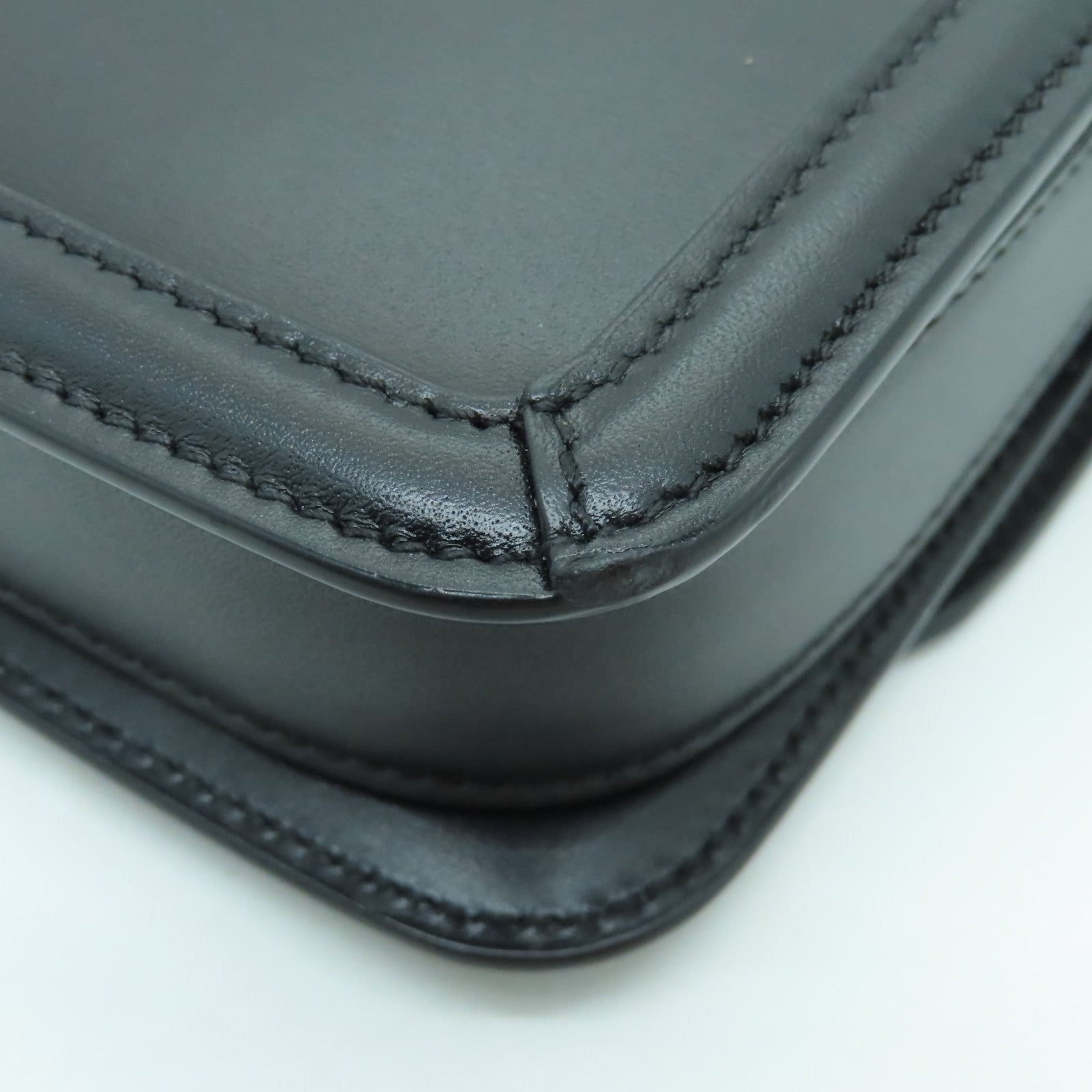 YVES SAINT LAURENT 牛皮皮革Samll Satchel In Box金扣肩背袋黑色