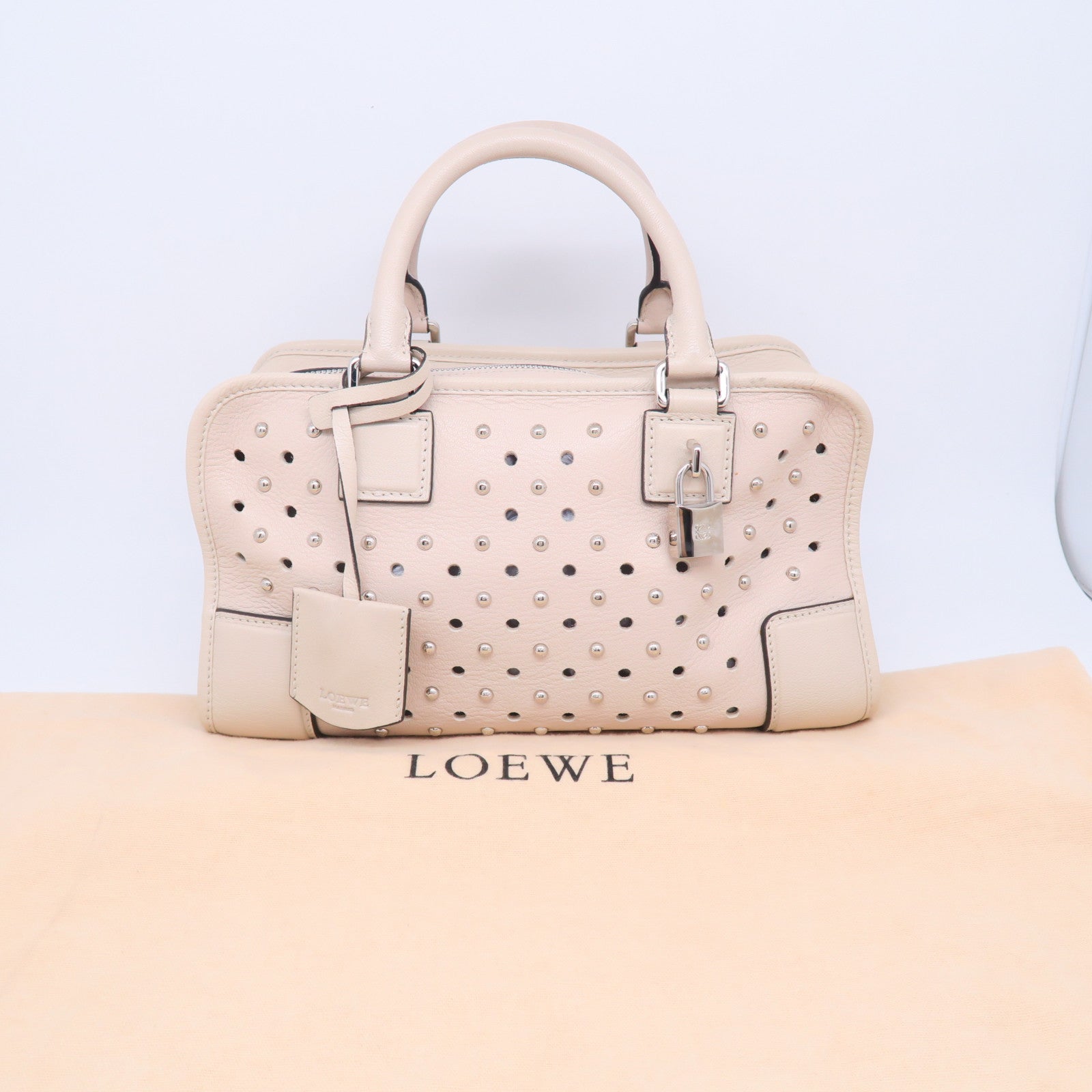 LOEWE 牛皮皮革Amazone銀扣手挽袋米色