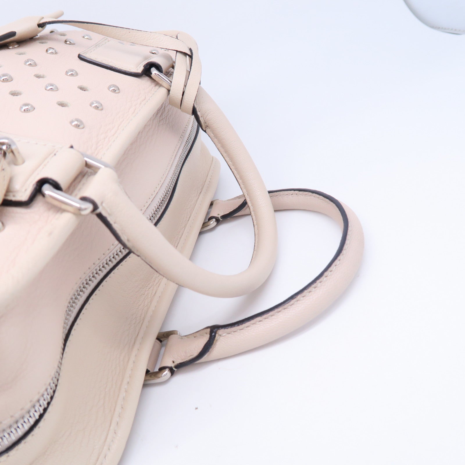 LOEWE 牛皮皮革Amazone銀扣手挽袋米色