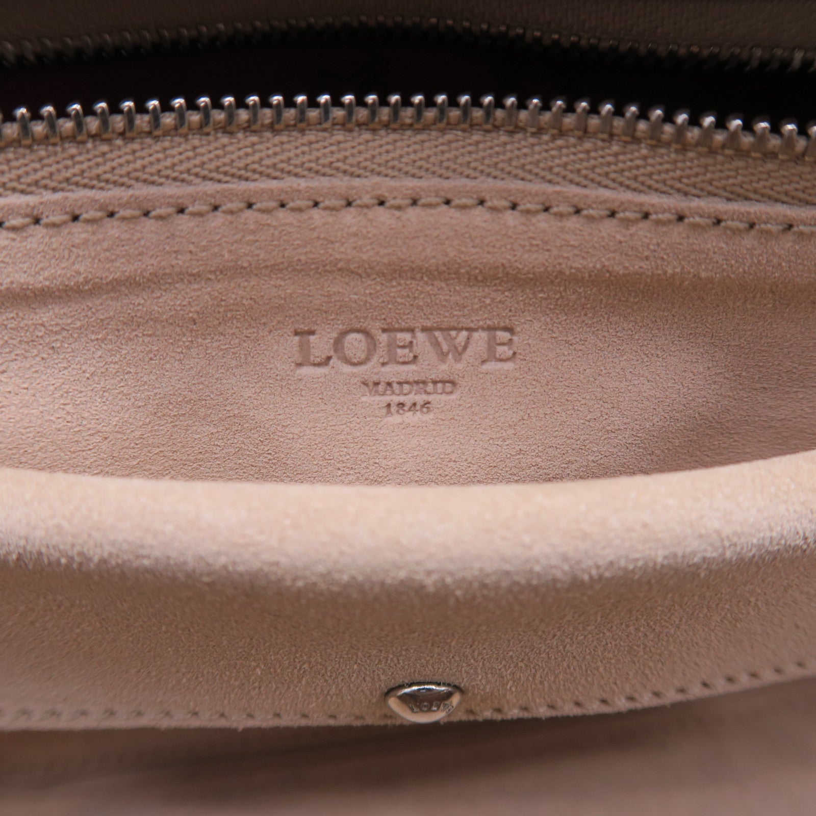 LOEWE 牛皮皮革Amazone銀扣手挽袋米色