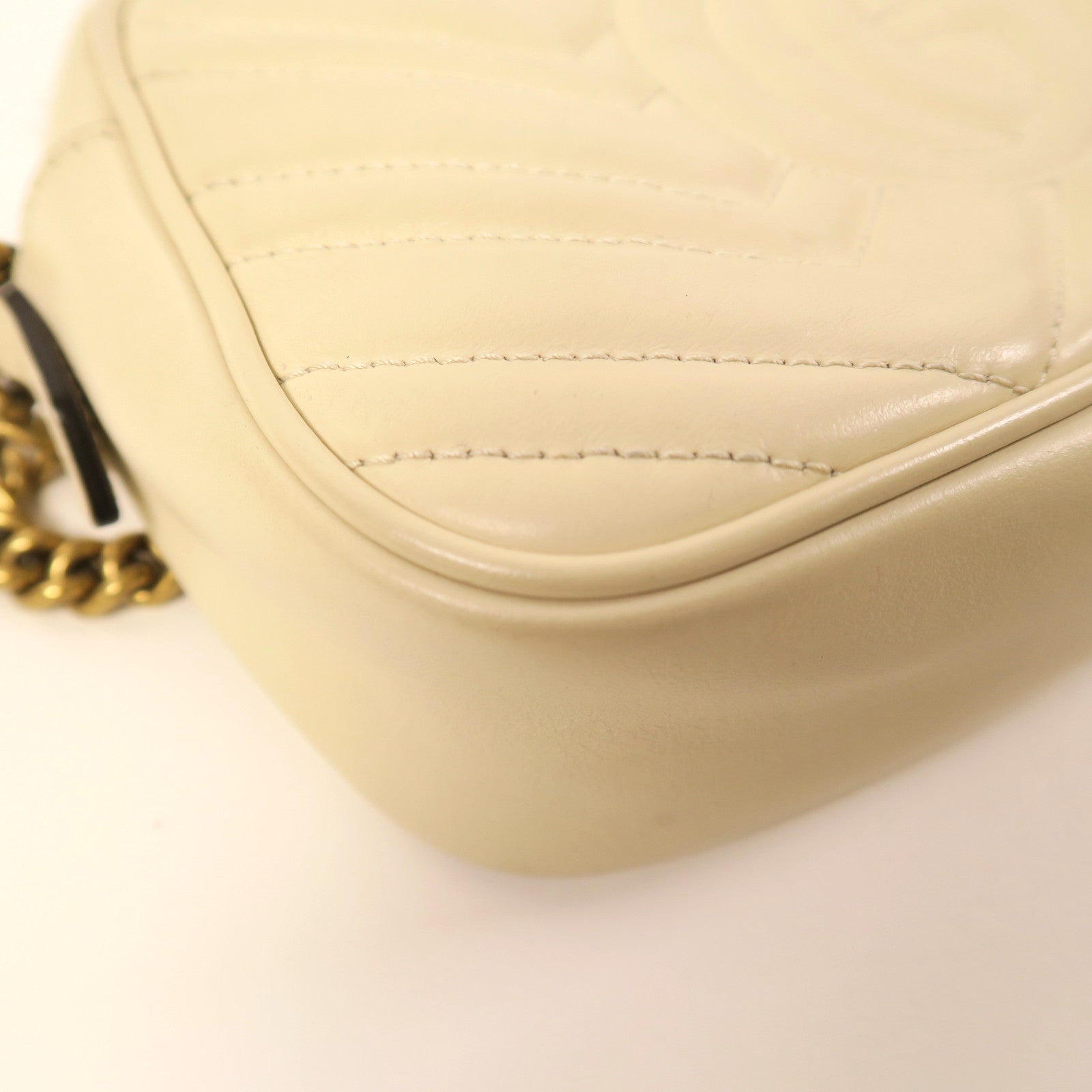 GUCCI 皮革Marmont GG金扣肩背袋白色