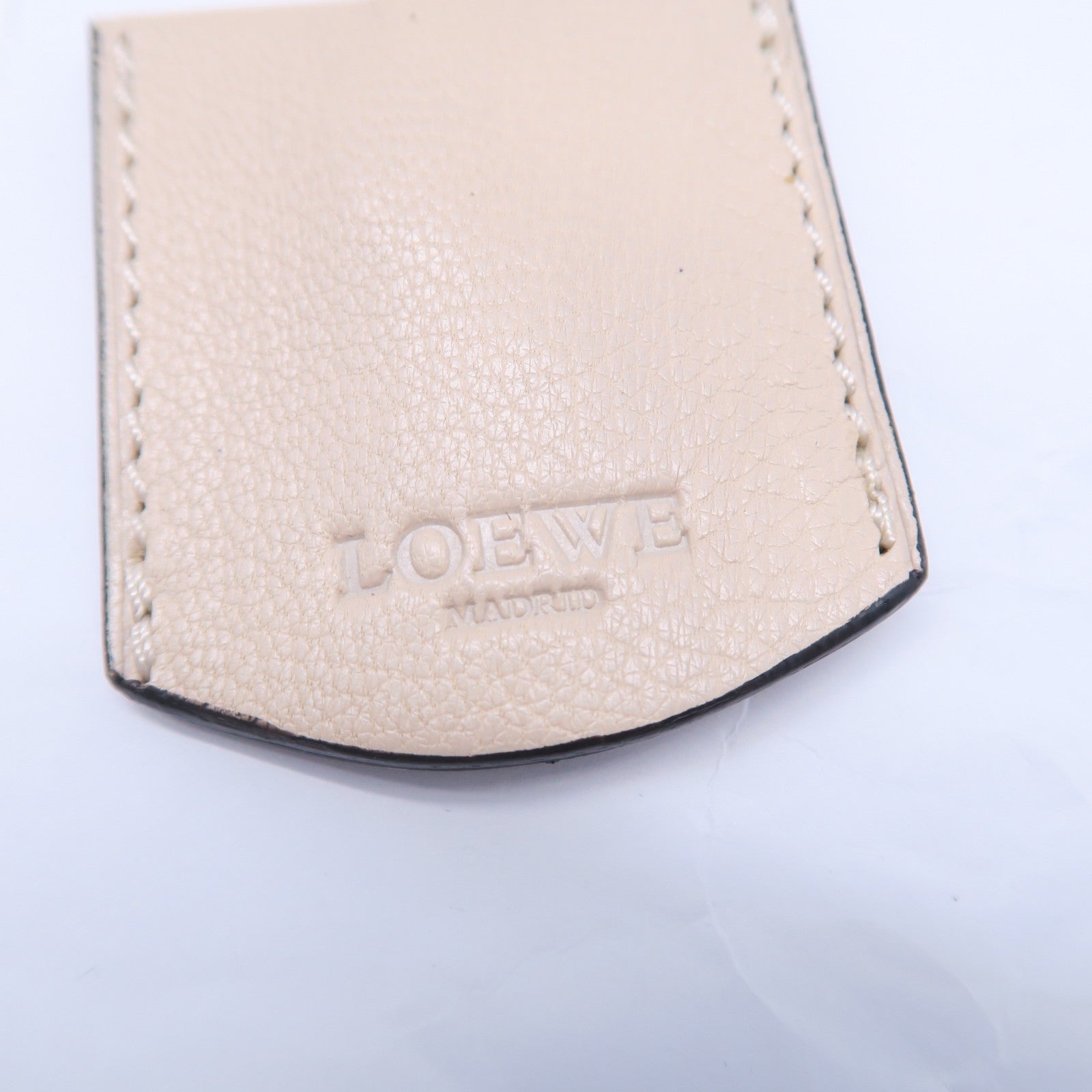 LOEWE 牛皮皮革Amazone銀扣手挽袋米色