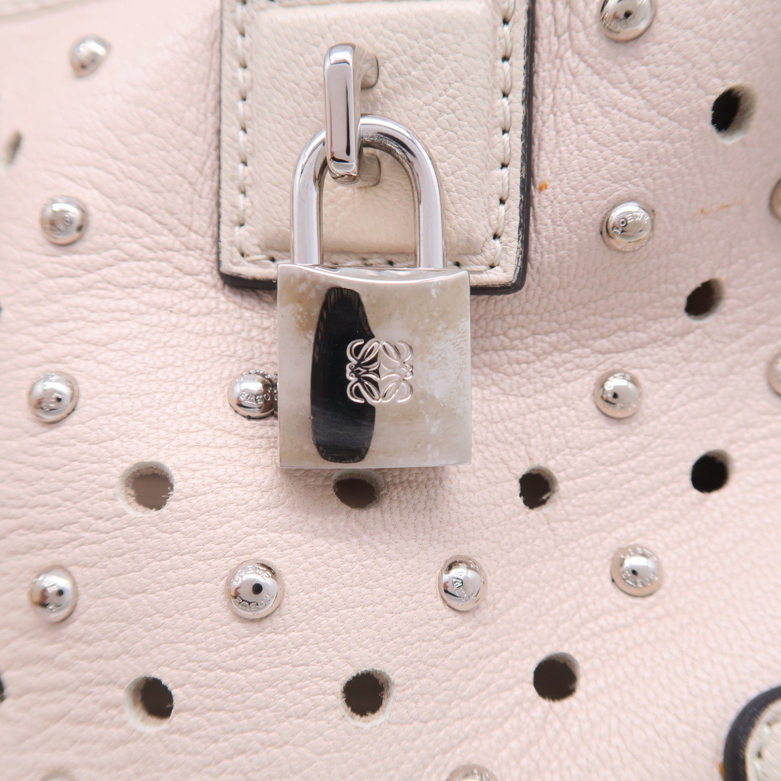 LOEWE 牛皮皮革Amazone銀扣手挽袋米色