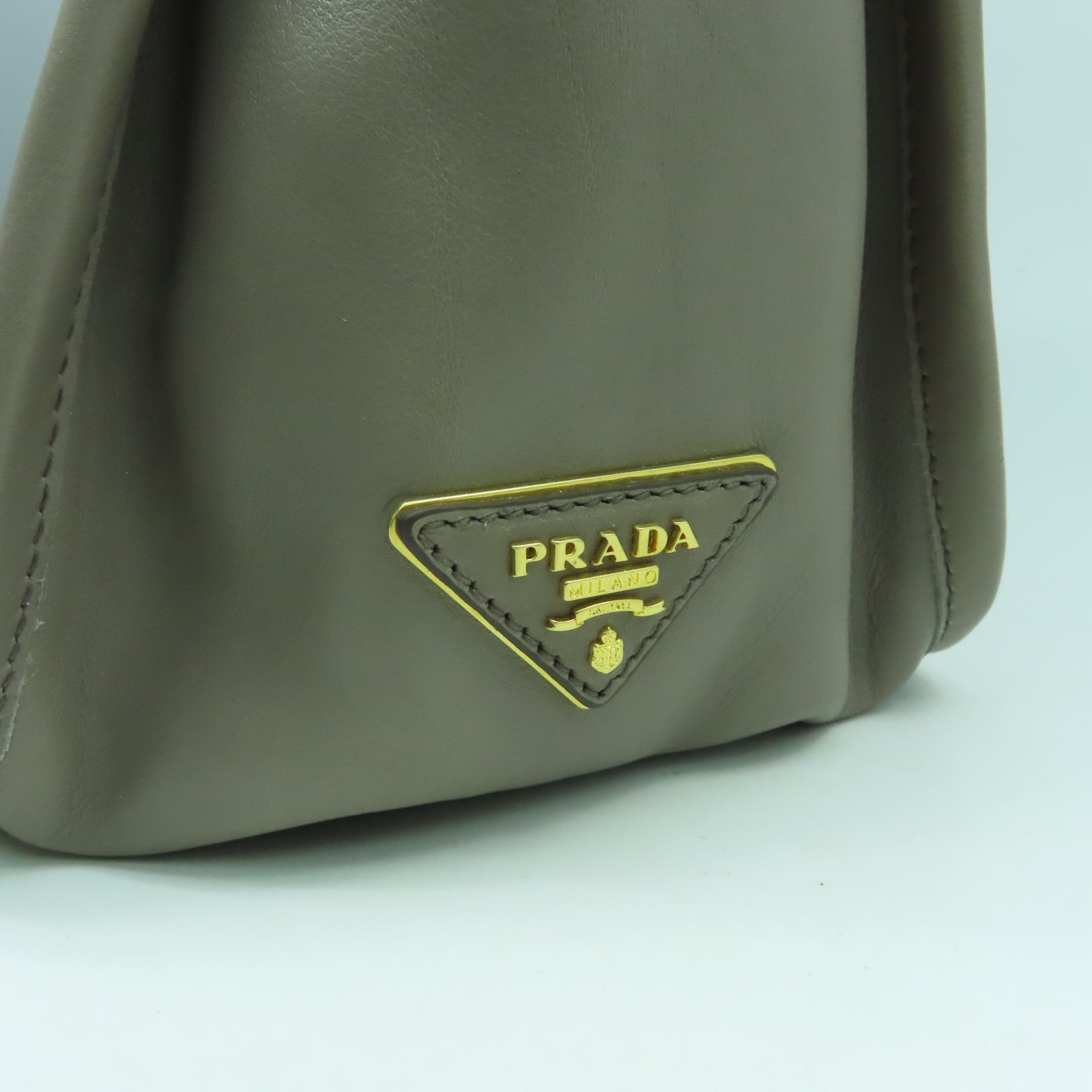 PRADA 牛皮皮革Hand Bag金扣手挽袋灰色