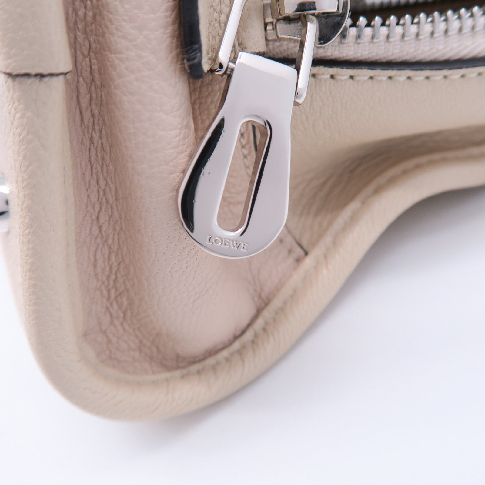 LOEWE 牛皮皮革Amazone銀扣手挽袋米色