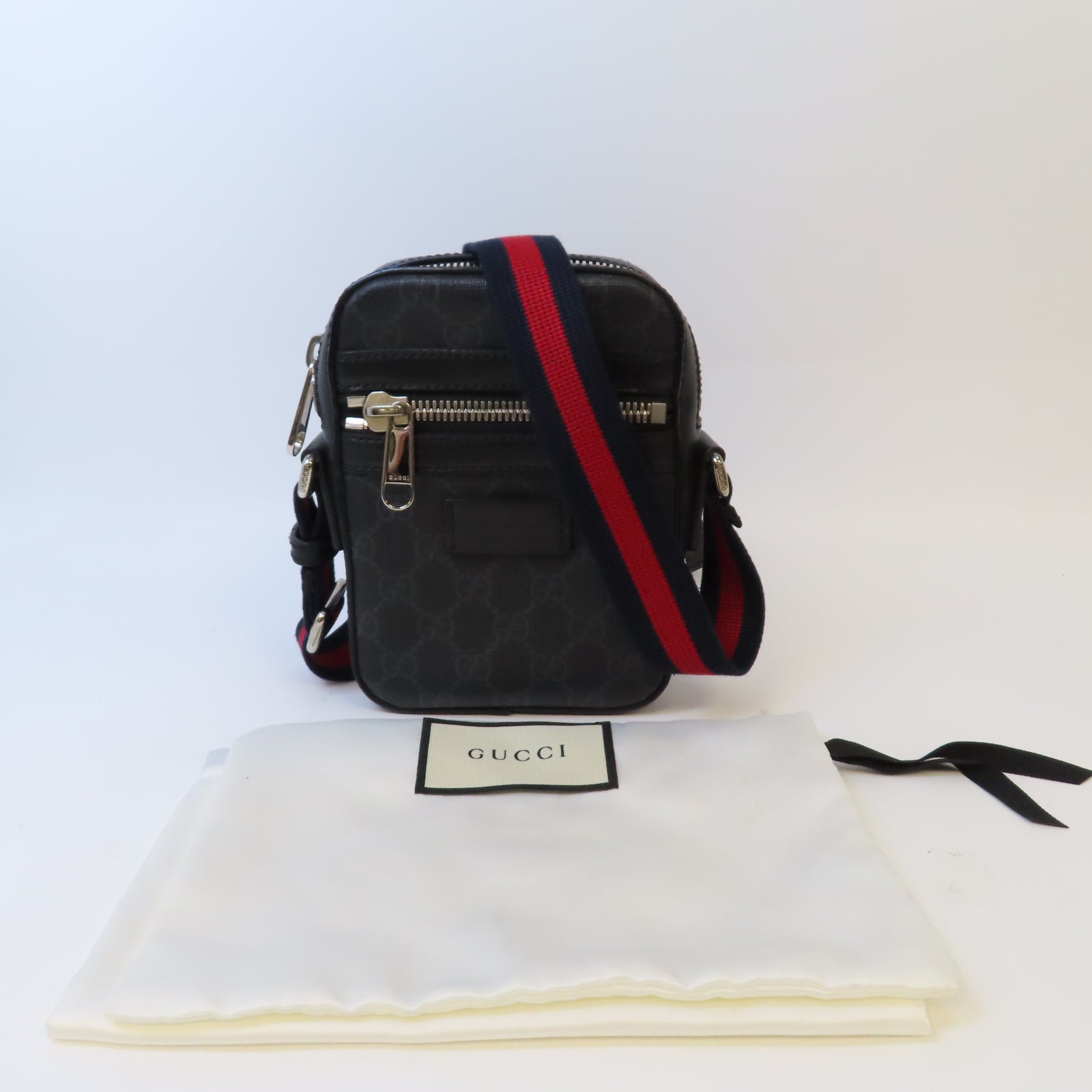 GUCCI 塗層帆布GG Supreme Messenger Shoulder Bag銀扣肩背袋黑色