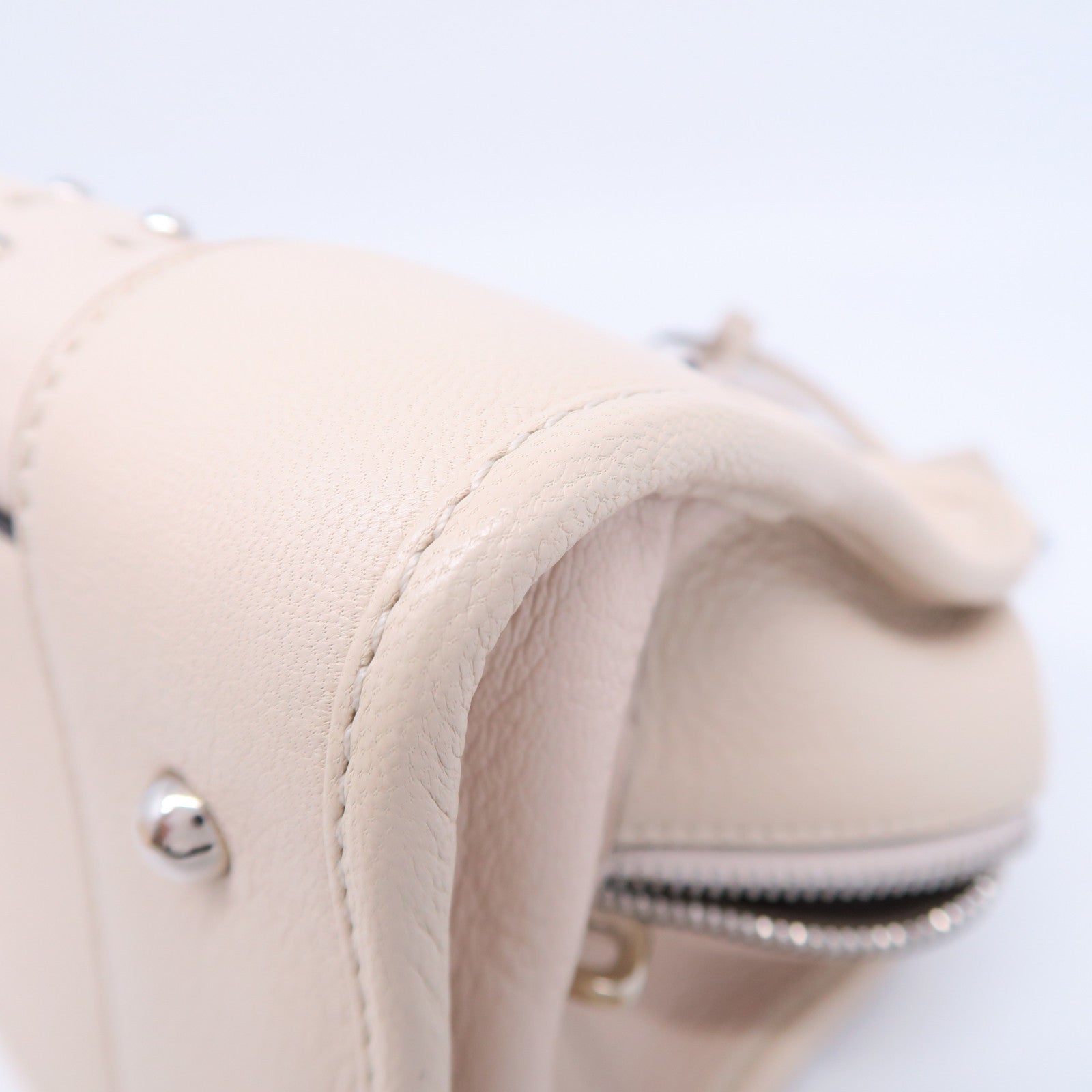 LOEWE 牛皮皮革Amazone銀扣手挽袋米色