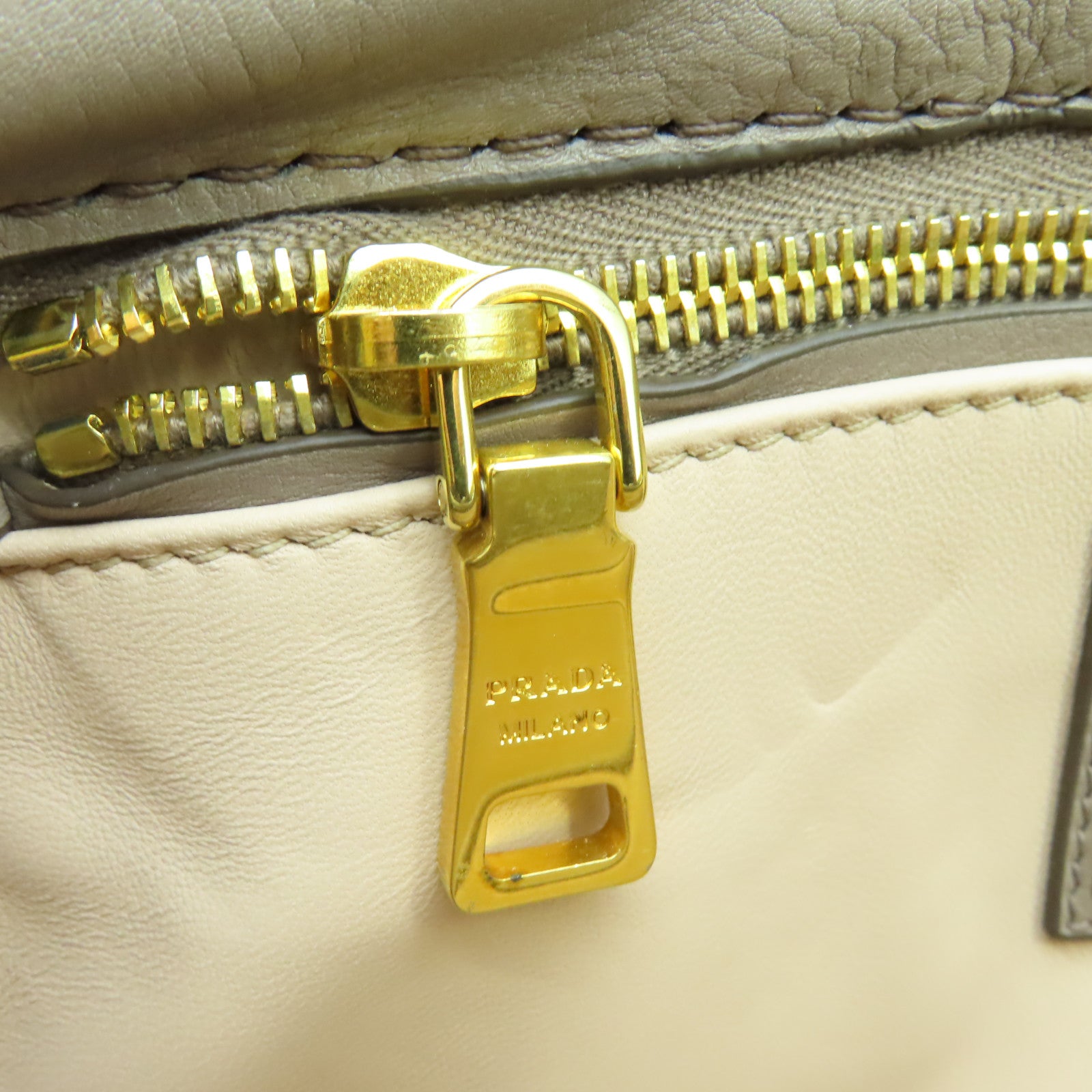 PRADA 牛皮皮革Hand Bag金扣手挽袋灰色