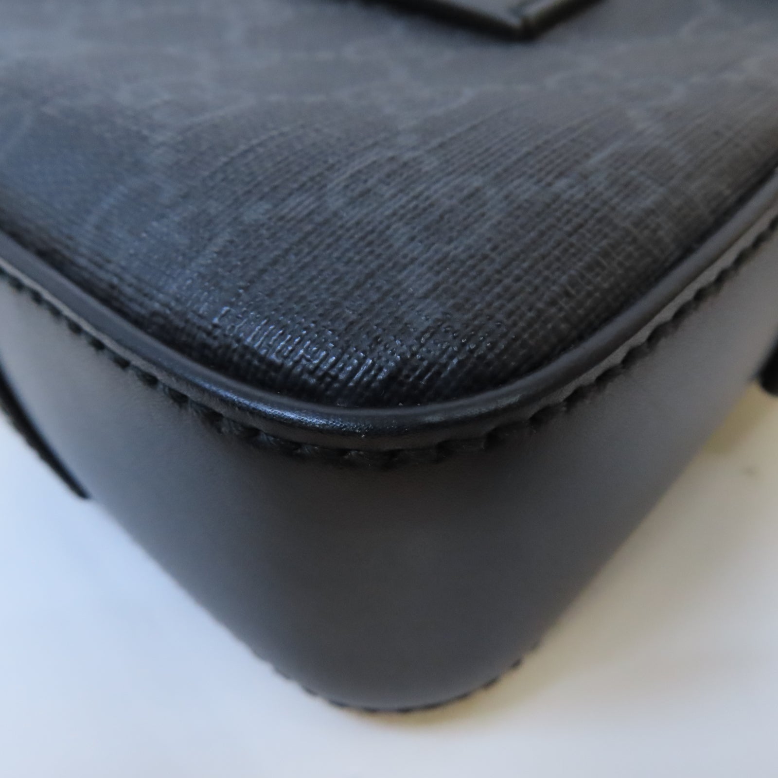 GUCCI 塗層帆布GG Supreme Messenger Shoulder Bag銀扣肩背袋黑色