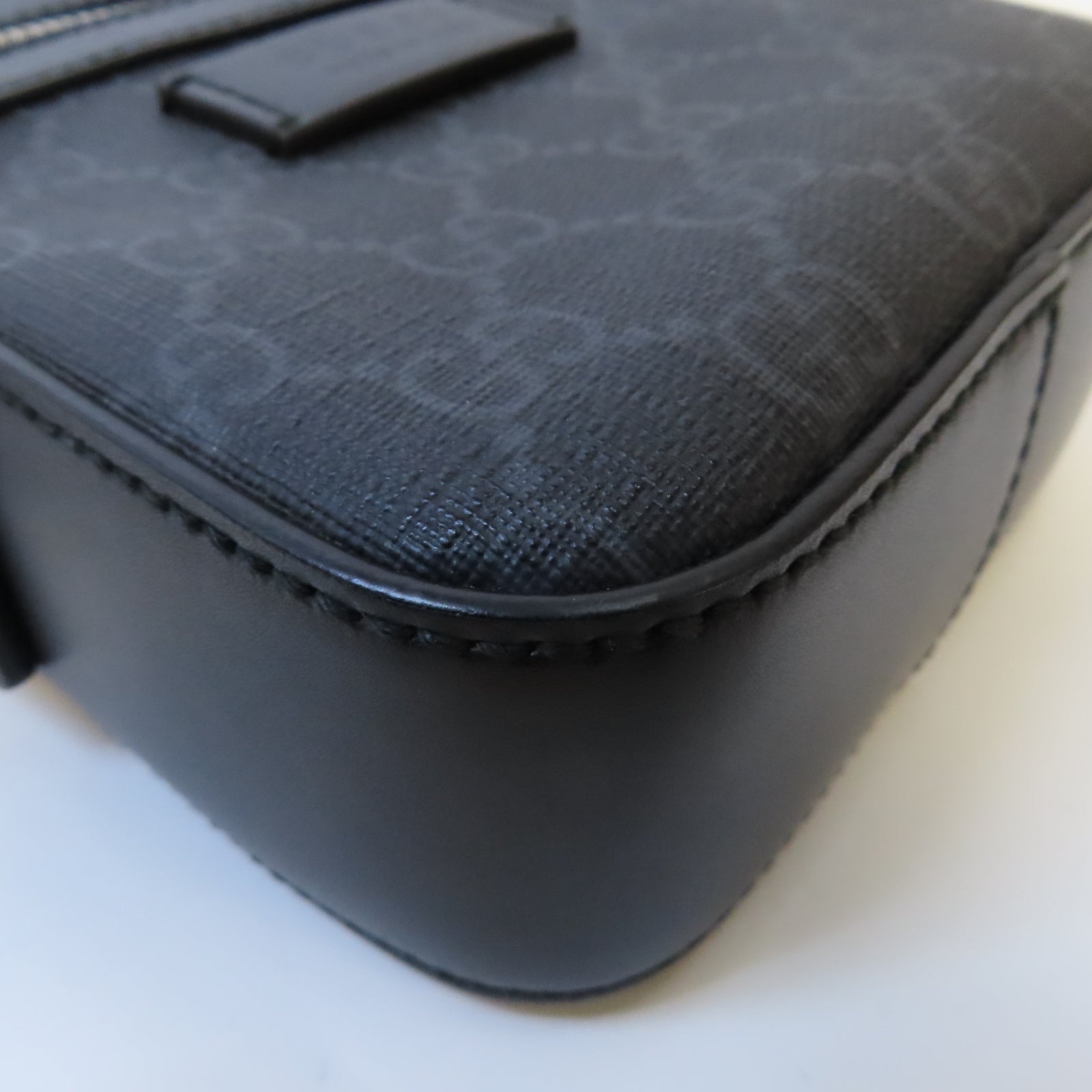 GUCCI 塗層帆布GG Supreme Messenger Shoulder Bag銀扣肩背袋黑色