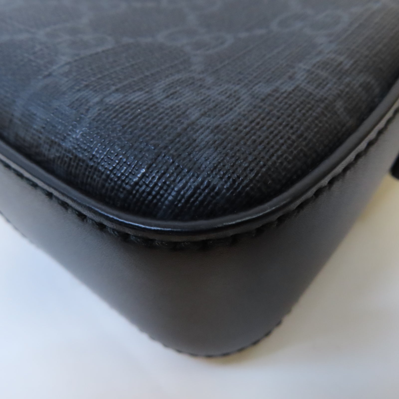 GUCCI 塗層帆布GG Supreme Messenger Shoulder Bag銀扣肩背袋黑色