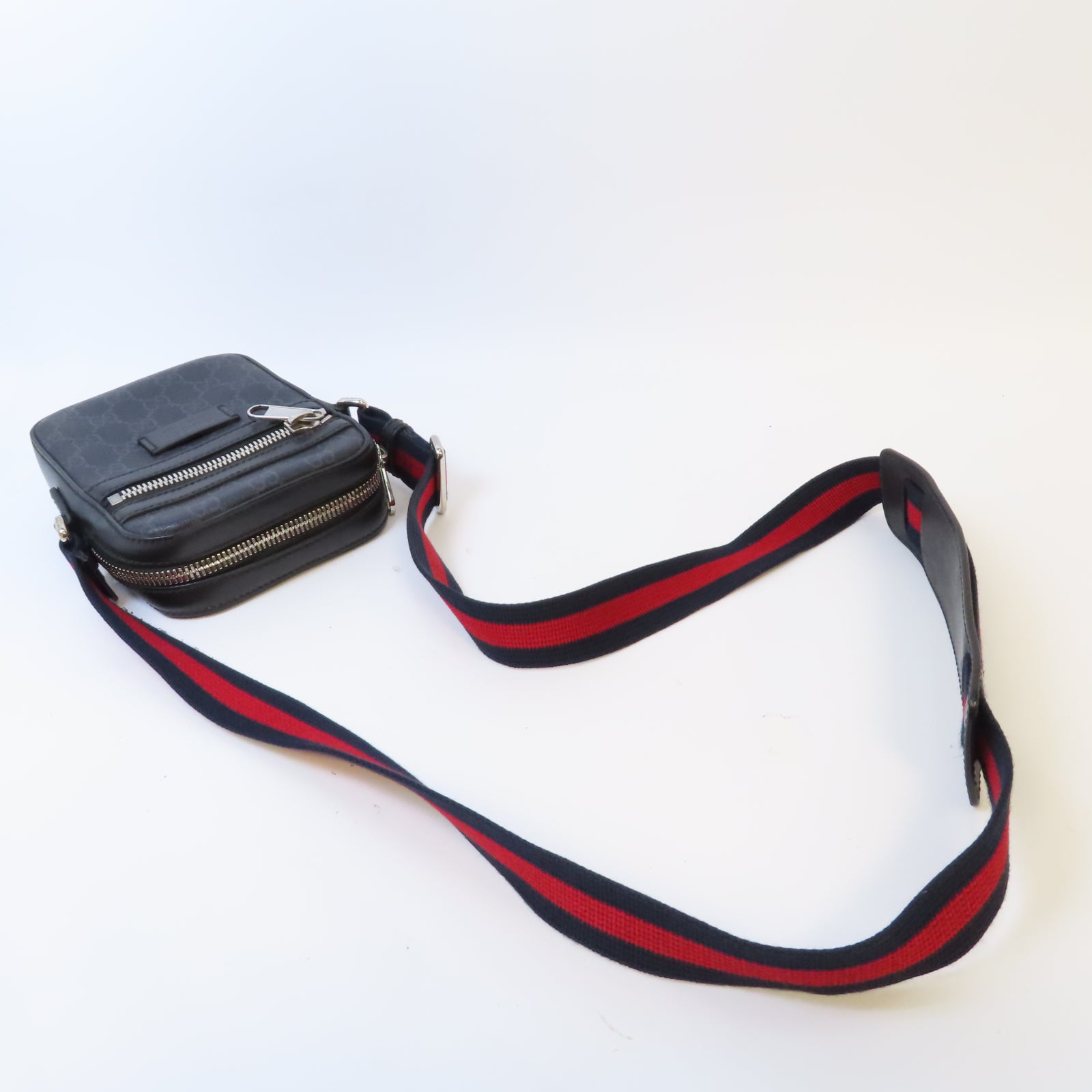 GUCCI 塗層帆布GG Supreme Messenger Shoulder Bag銀扣肩背袋黑色