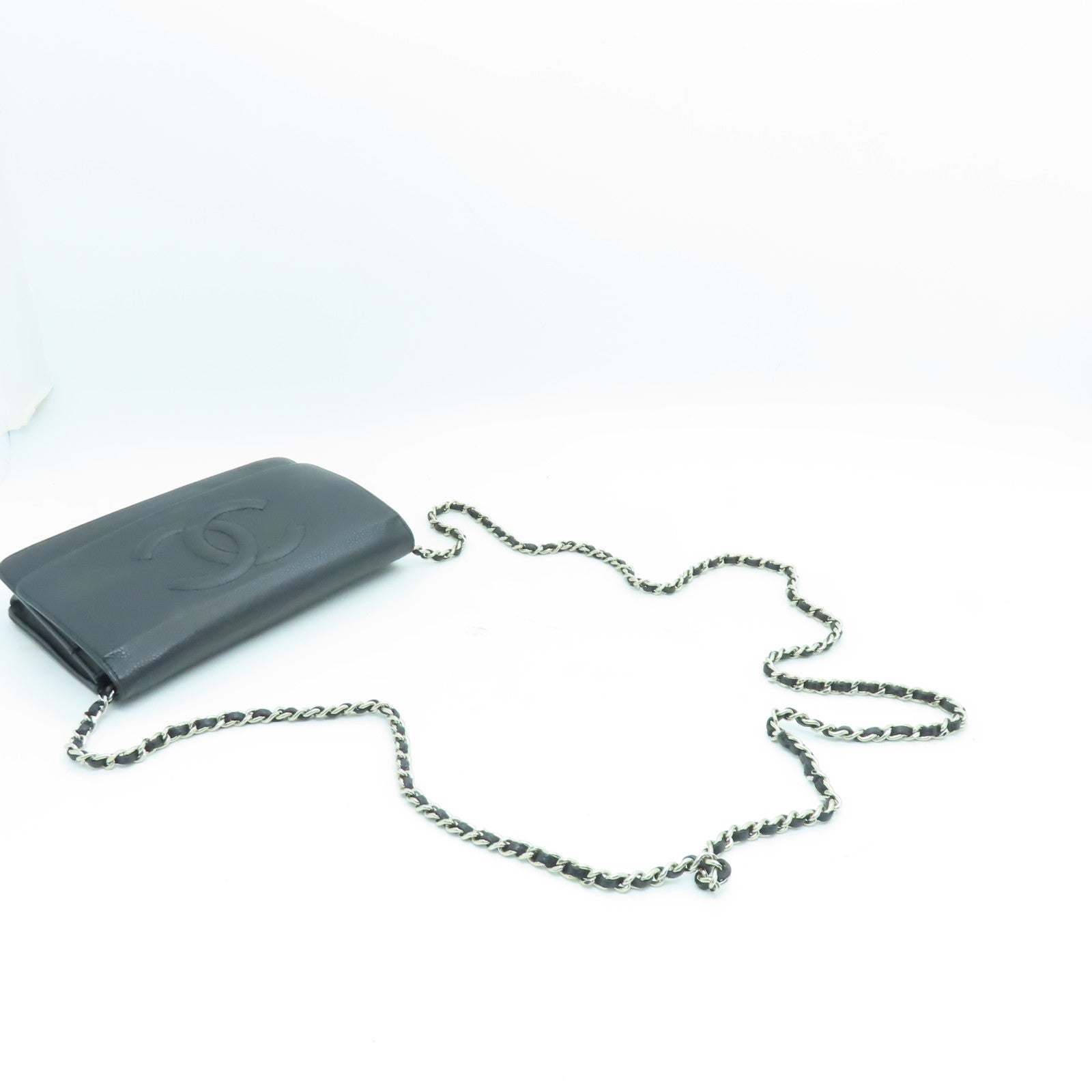 CHANEL Caviar皮革Wallet On Cahin銀扣鏈帶肩背袋黑色