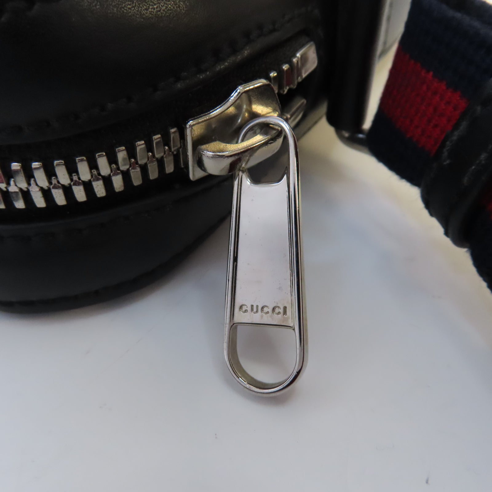 GUCCI 塗層帆布GG Supreme Messenger Shoulder Bag銀扣肩背袋黑色