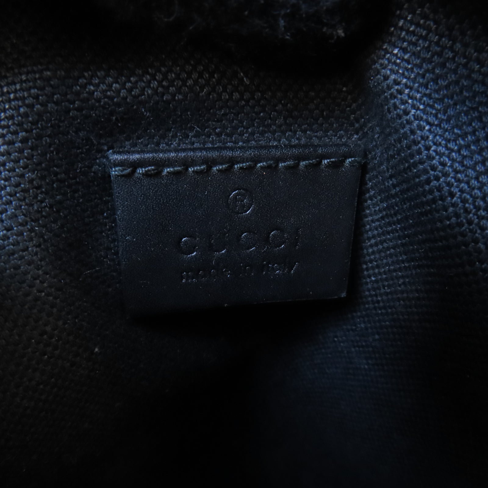 GUCCI 塗層帆布GG Supreme Messenger Shoulder Bag銀扣肩背袋黑色