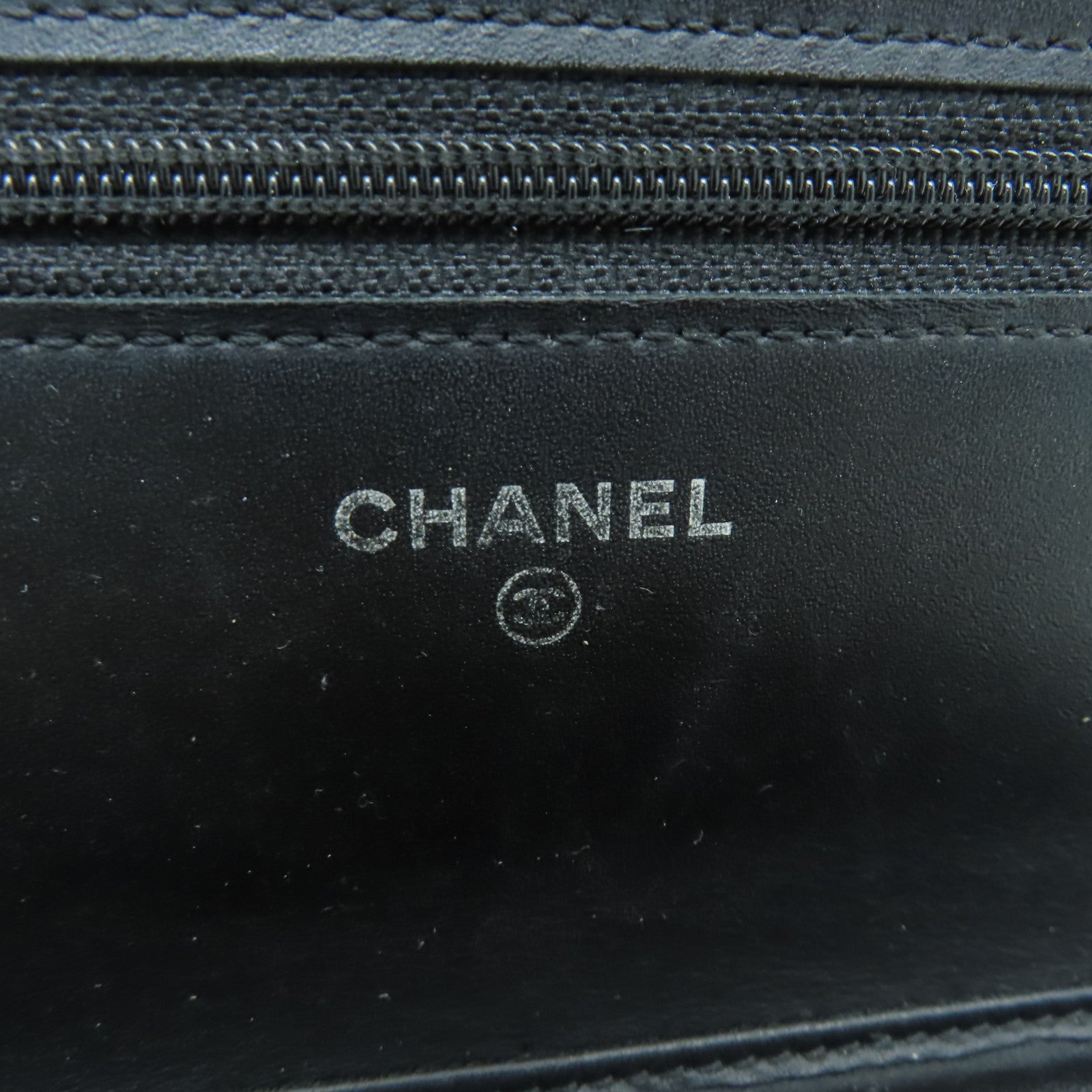 CHANEL Caviar皮革Wallet On Cahin銀扣鏈帶肩背袋黑色