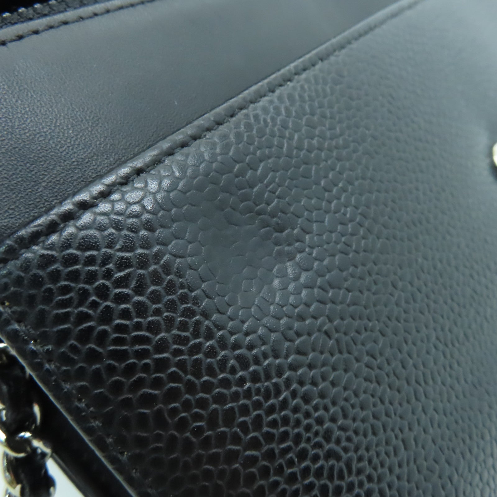 CHANEL Caviar皮革Wallet On Cahin銀扣鏈帶肩背袋黑色